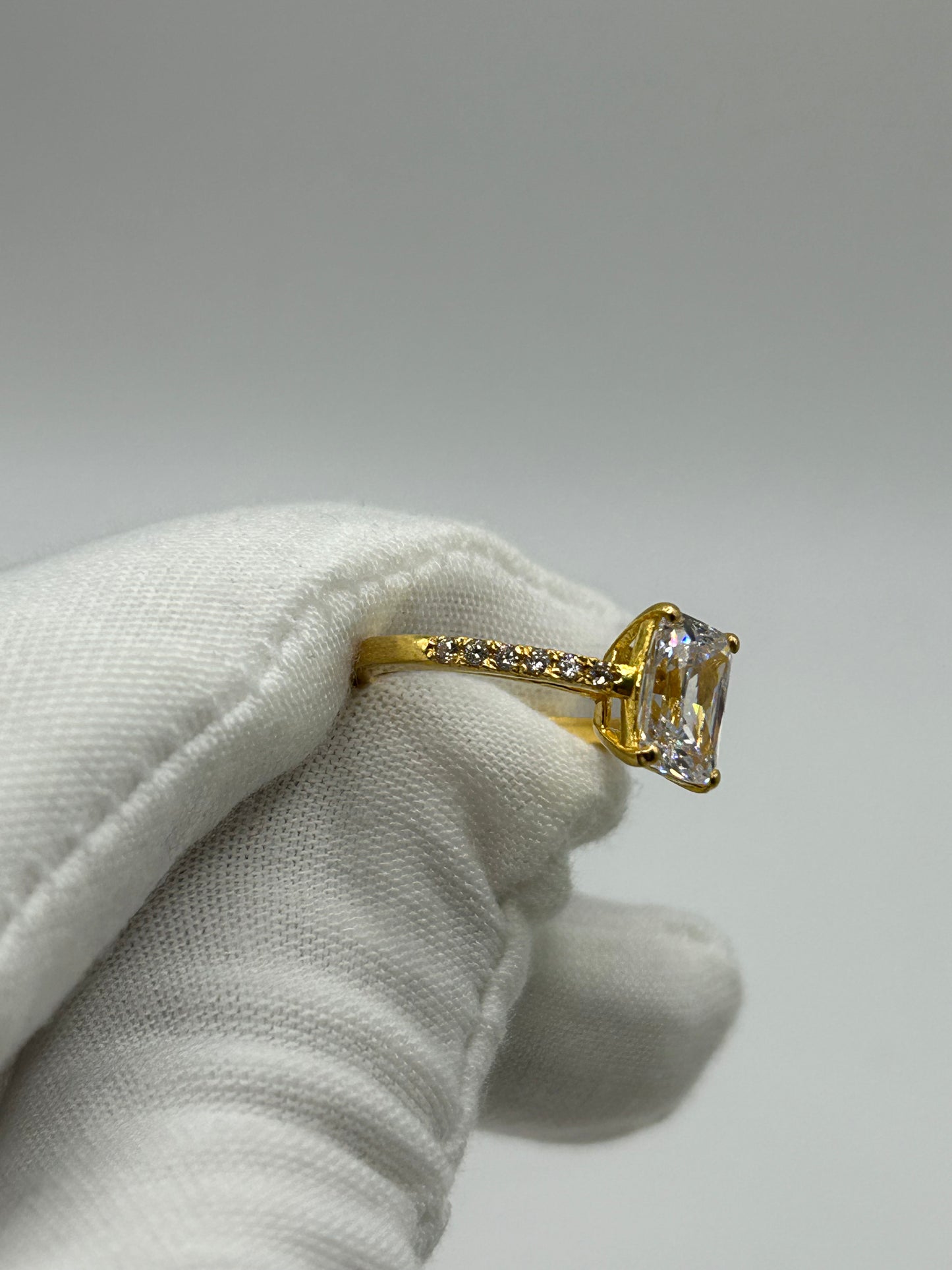 22ct Gold Ladies Ring 3.9 grams Hallmarked size J