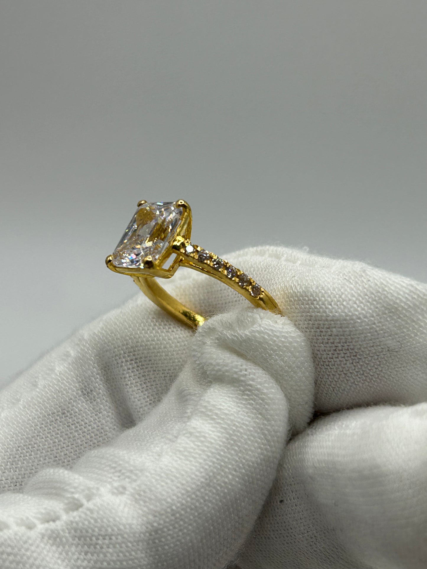 22ct Gold Ladies Ring 3.9 grams Hallmarked size J