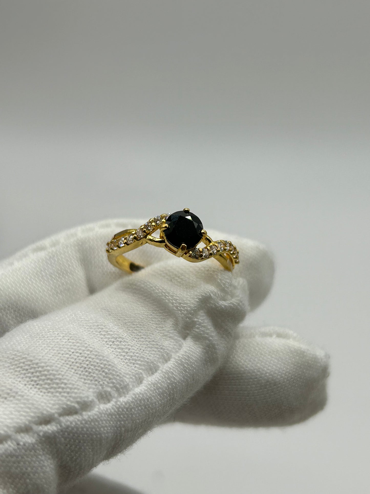 22ct Gold Ladies Ring 3.1 grams Hallmarked Size k1/2