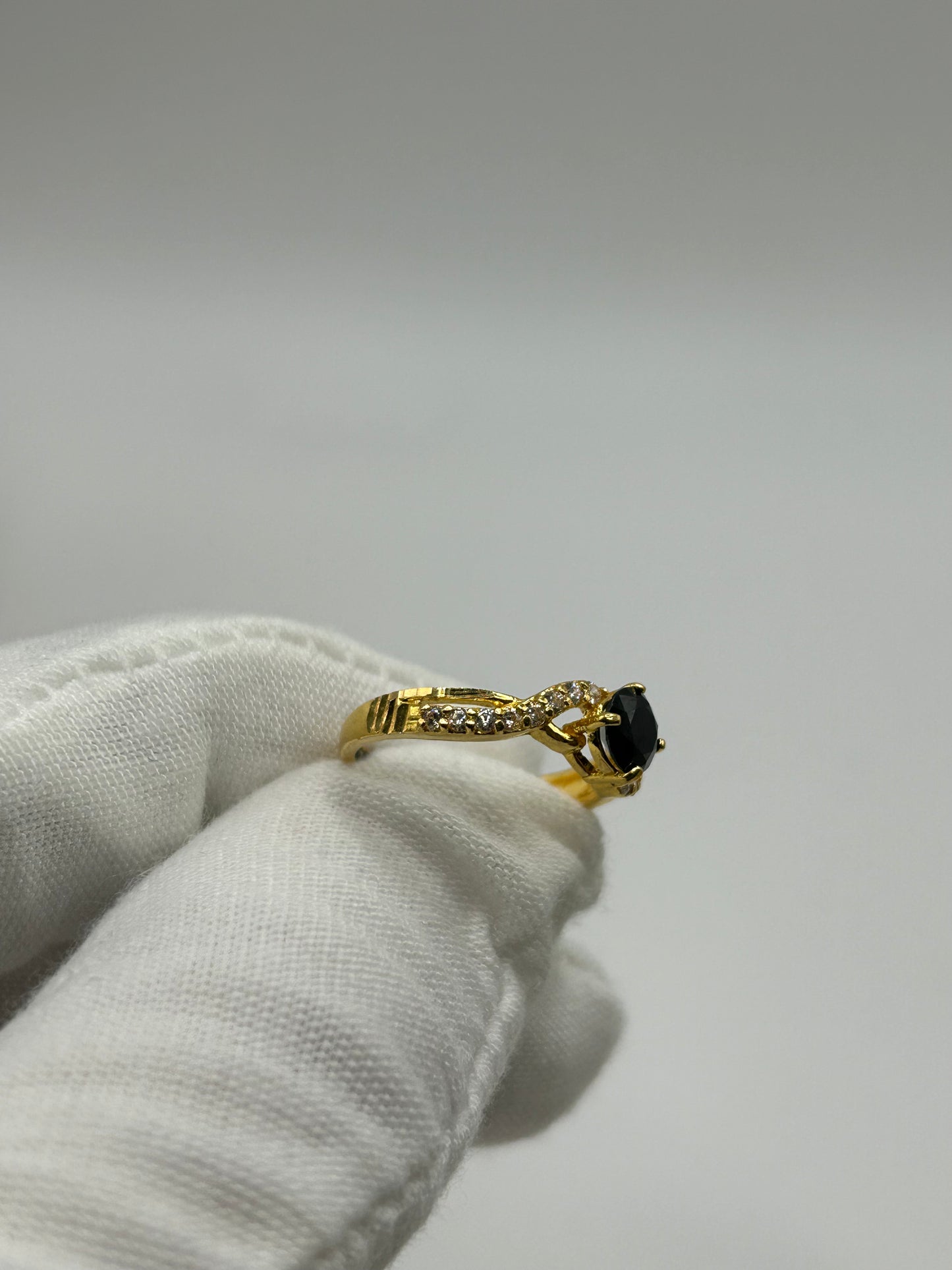 22ct Gold Ladies Ring 3.1 grams Hallmarked Size k1/2