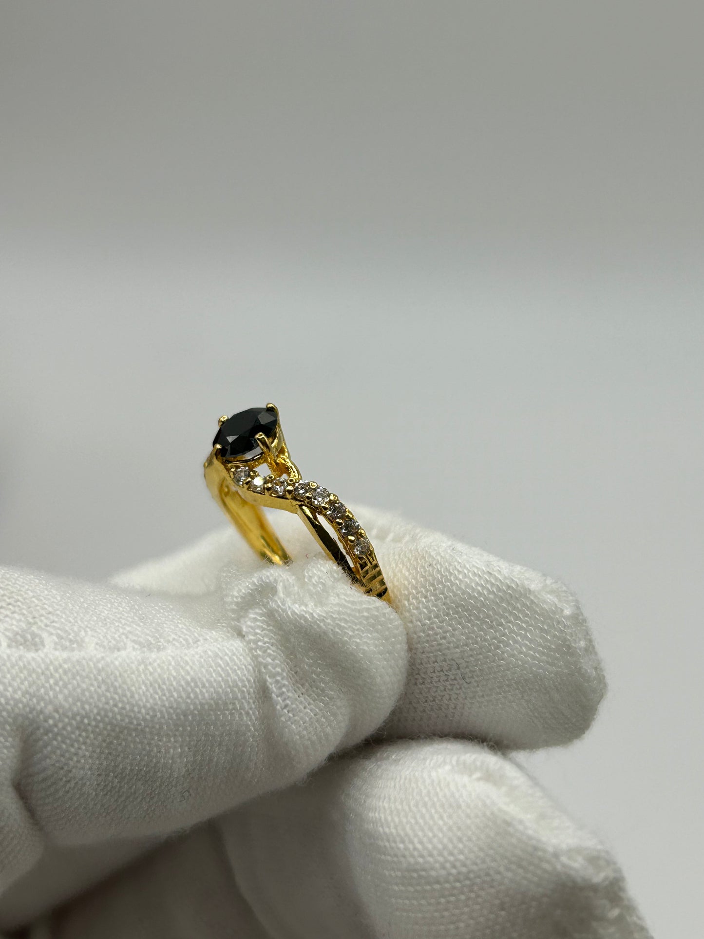 22ct Gold Ladies Ring 3.1 grams Hallmarked Size k1/2