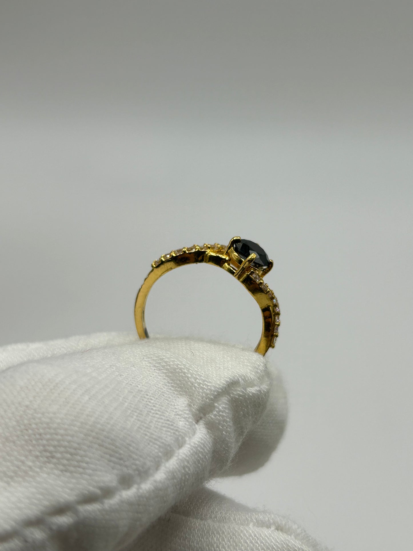 22ct Gold Ladies Ring 3.1 grams Hallmarked Size k1/2