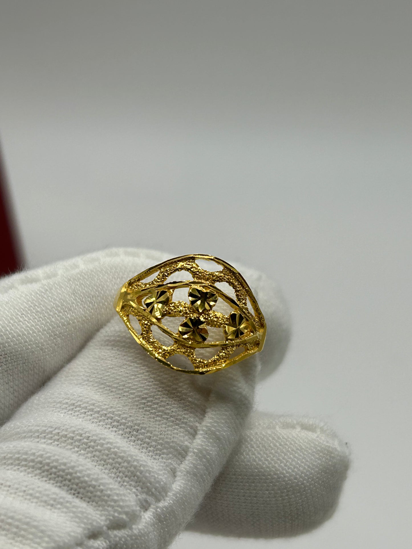 22ct Gold Ladies Ring 2.4 grams Size N