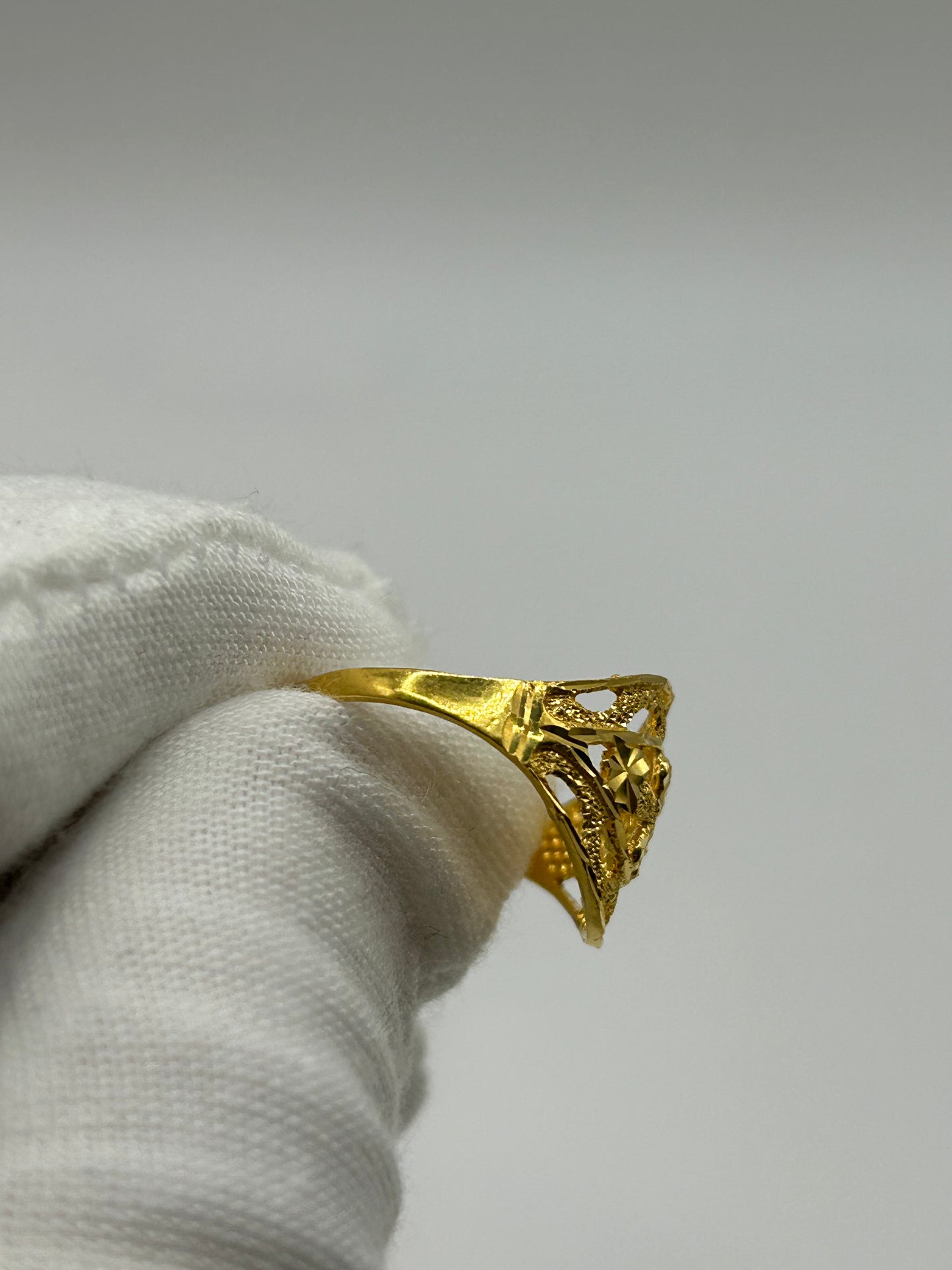 22ct Gold Ladies Ring 2.4 grams Size N