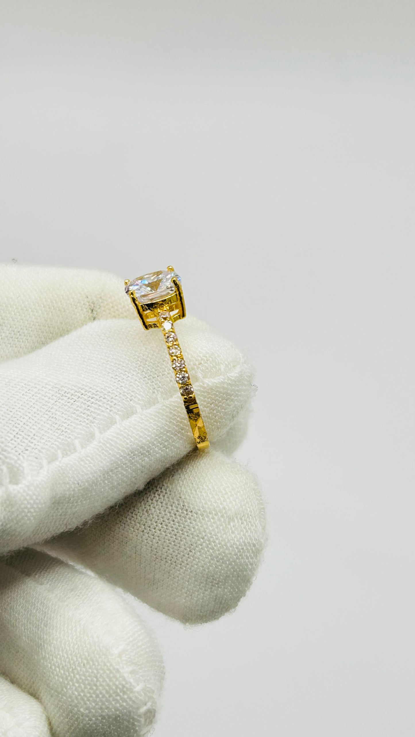 22ct Gold Ladies Ring – 2.6g – Size L (Hallmarked)