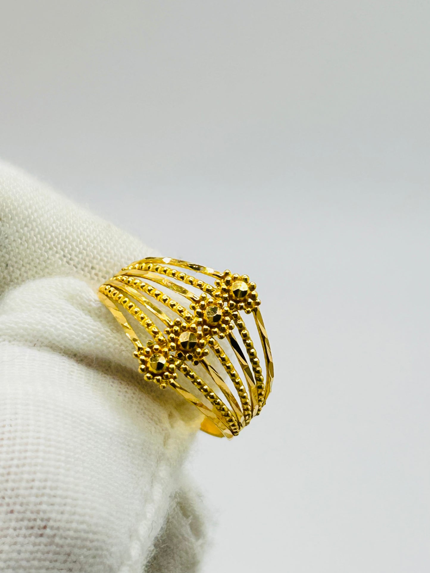 22ct Gold Ladies Ring – 2.4g – Size M (Hallmarked)