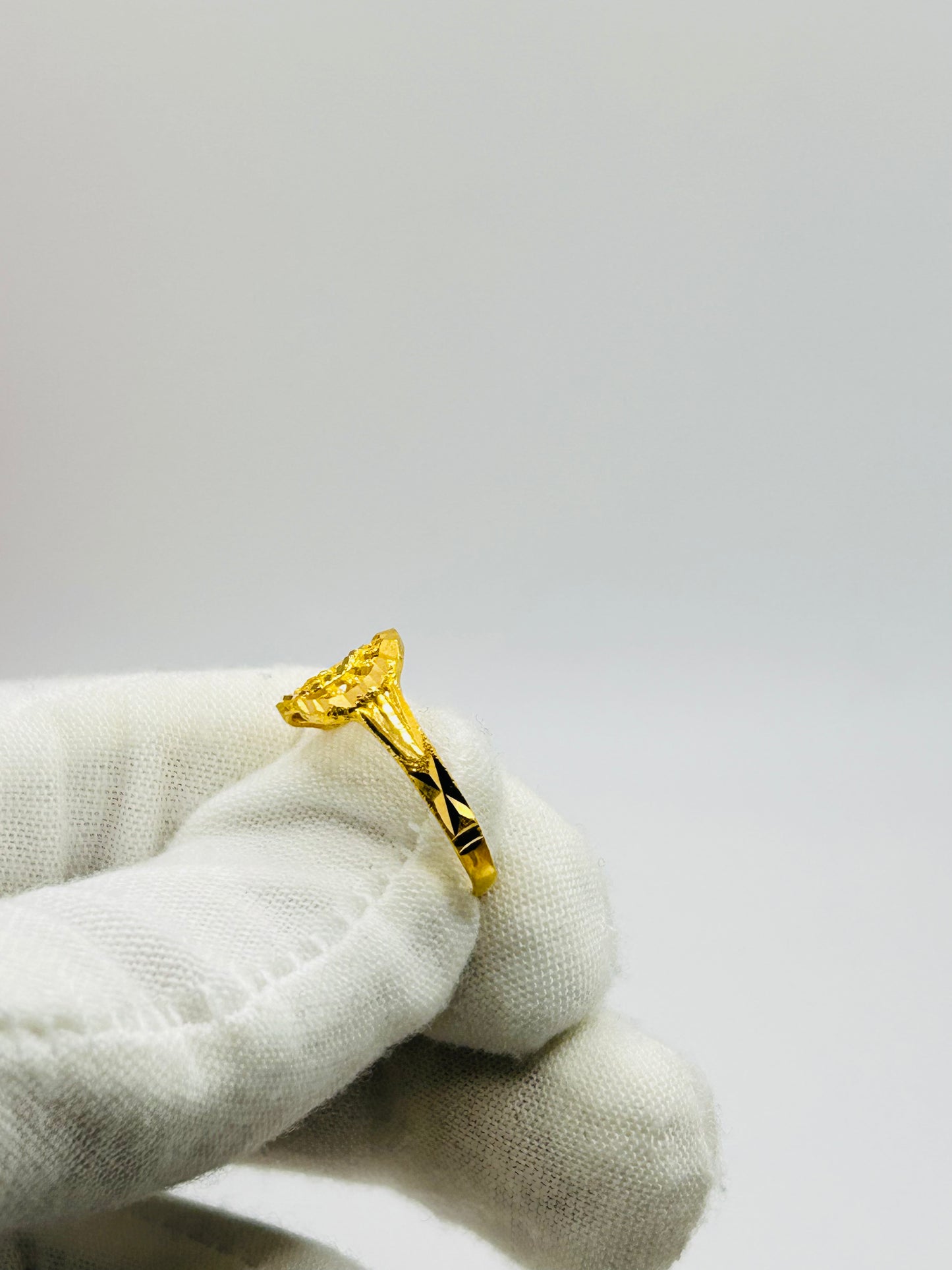 22ct Gold Ladies Ring – 2.1g – Size O (Hallmarked)