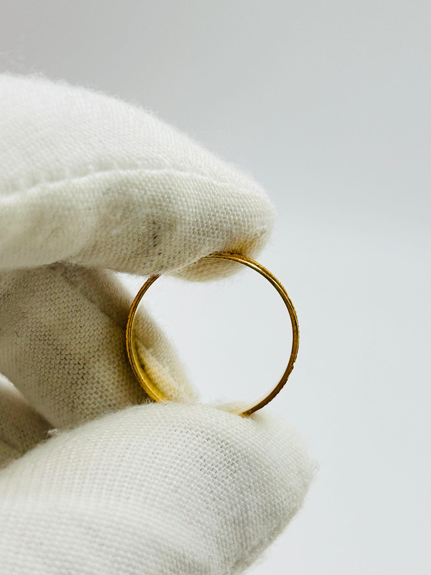 22ct Gold Ladies Band – 2.4g – Size M (Hallmarked)