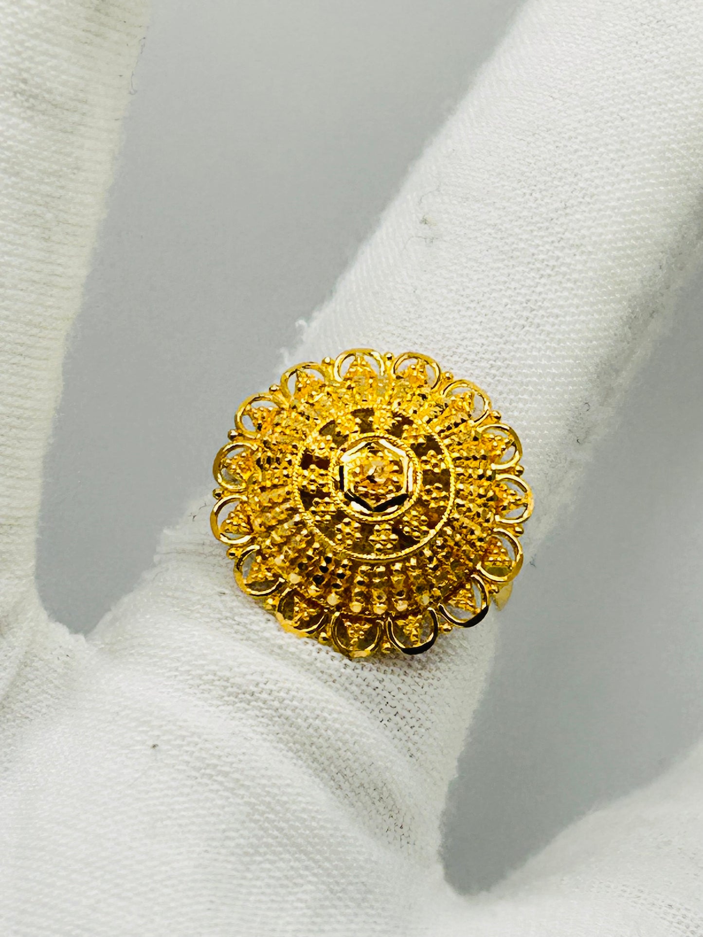 22ct Gold Ladies Ring – 3.5g – Size P (Hallmarked)