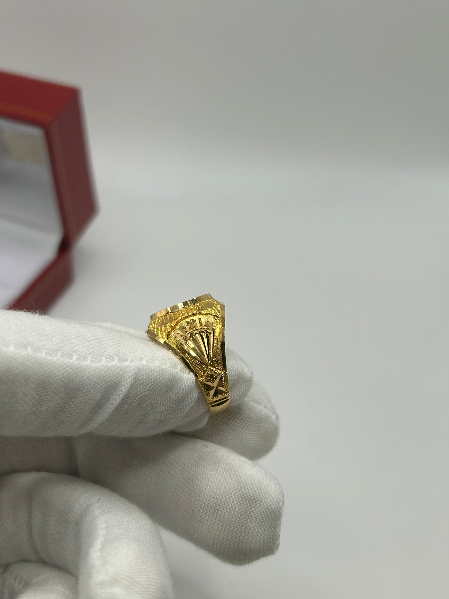 22ct Gold Ring Men's 8.6 gram Size R Hallmarked