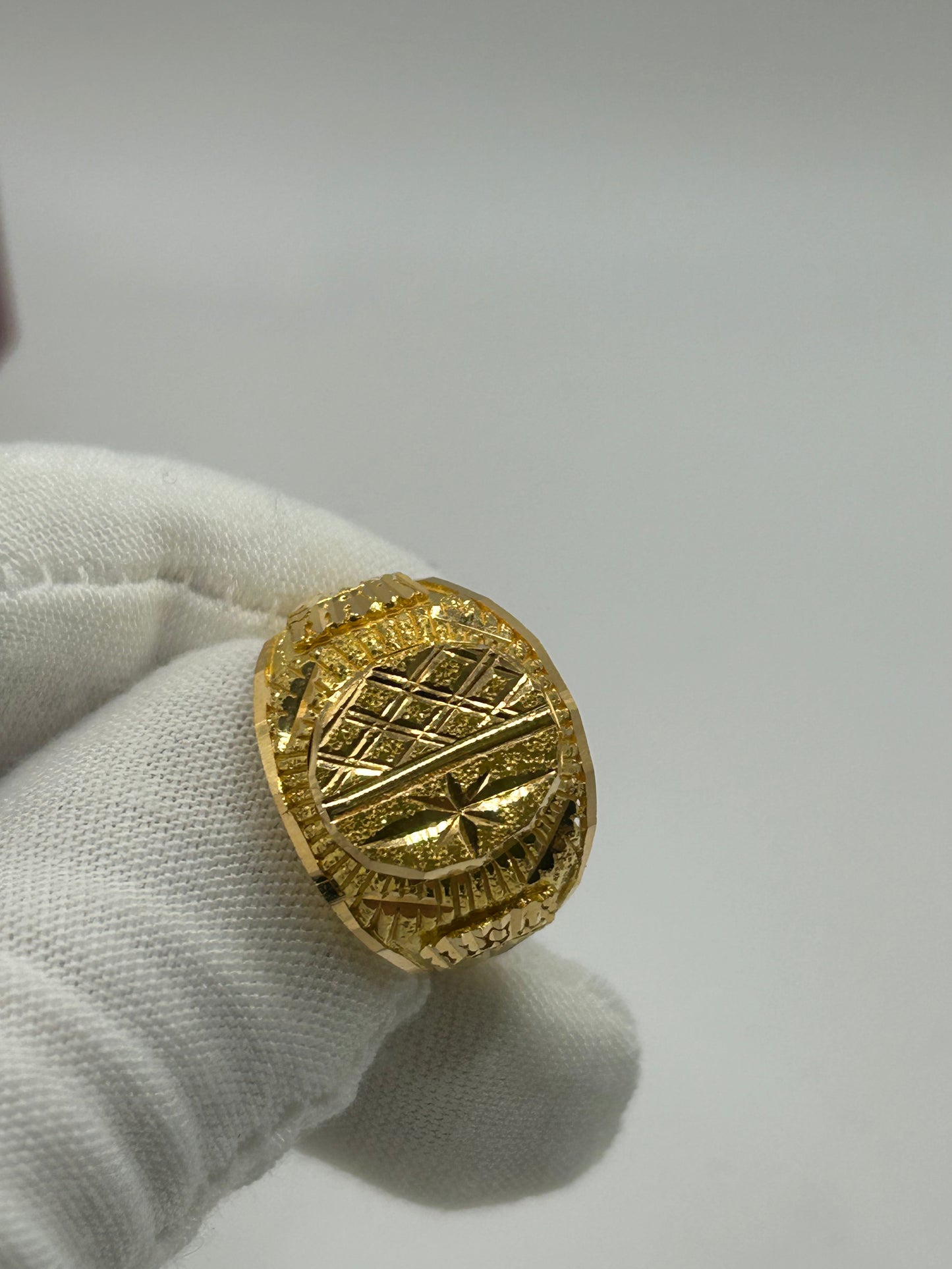 22ct Gold Ring Men's 8.6 gram Size R Hallmarked