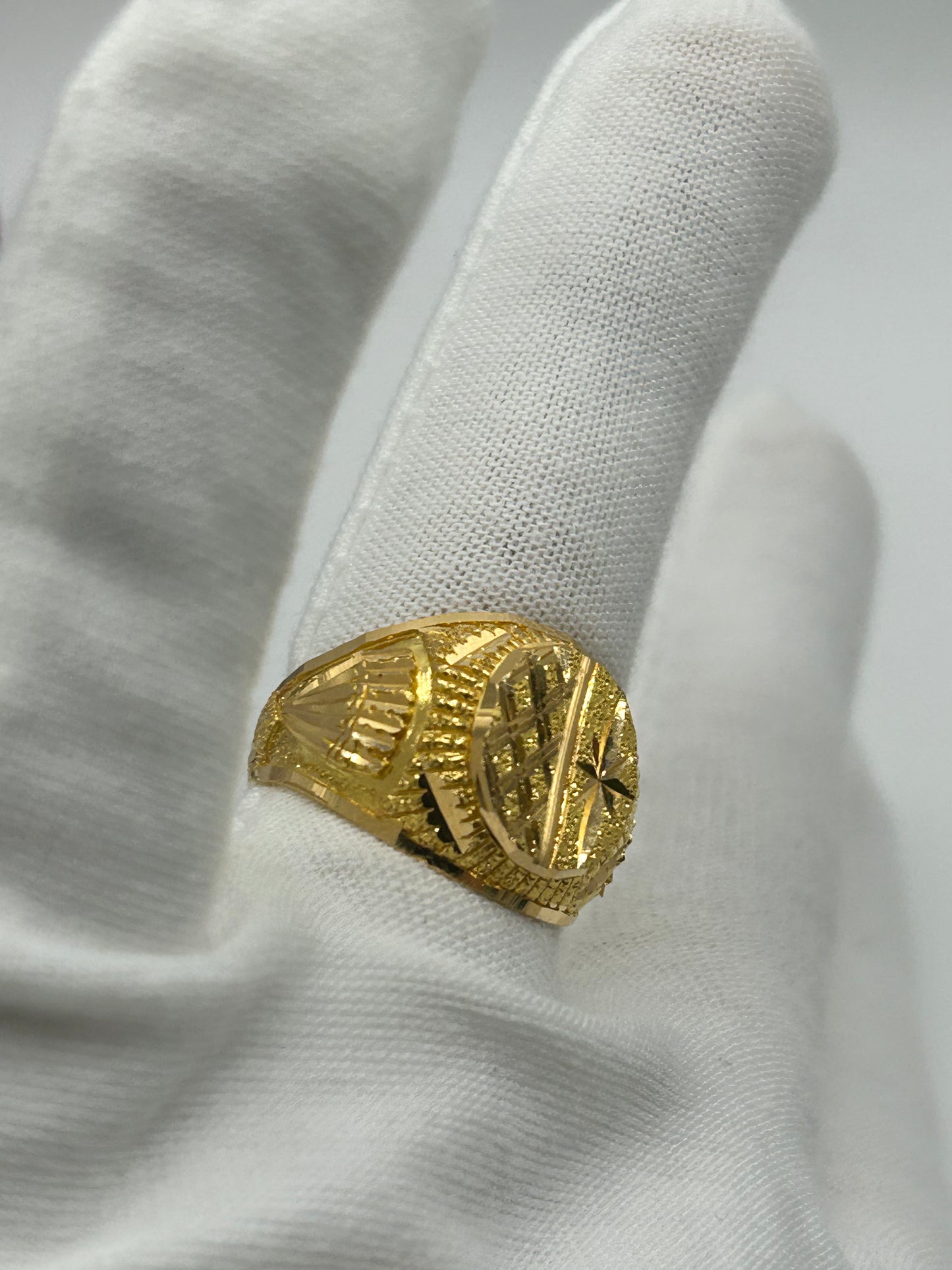 22ct Gold Ring Men's 8.6 gram Size R Hallmarked