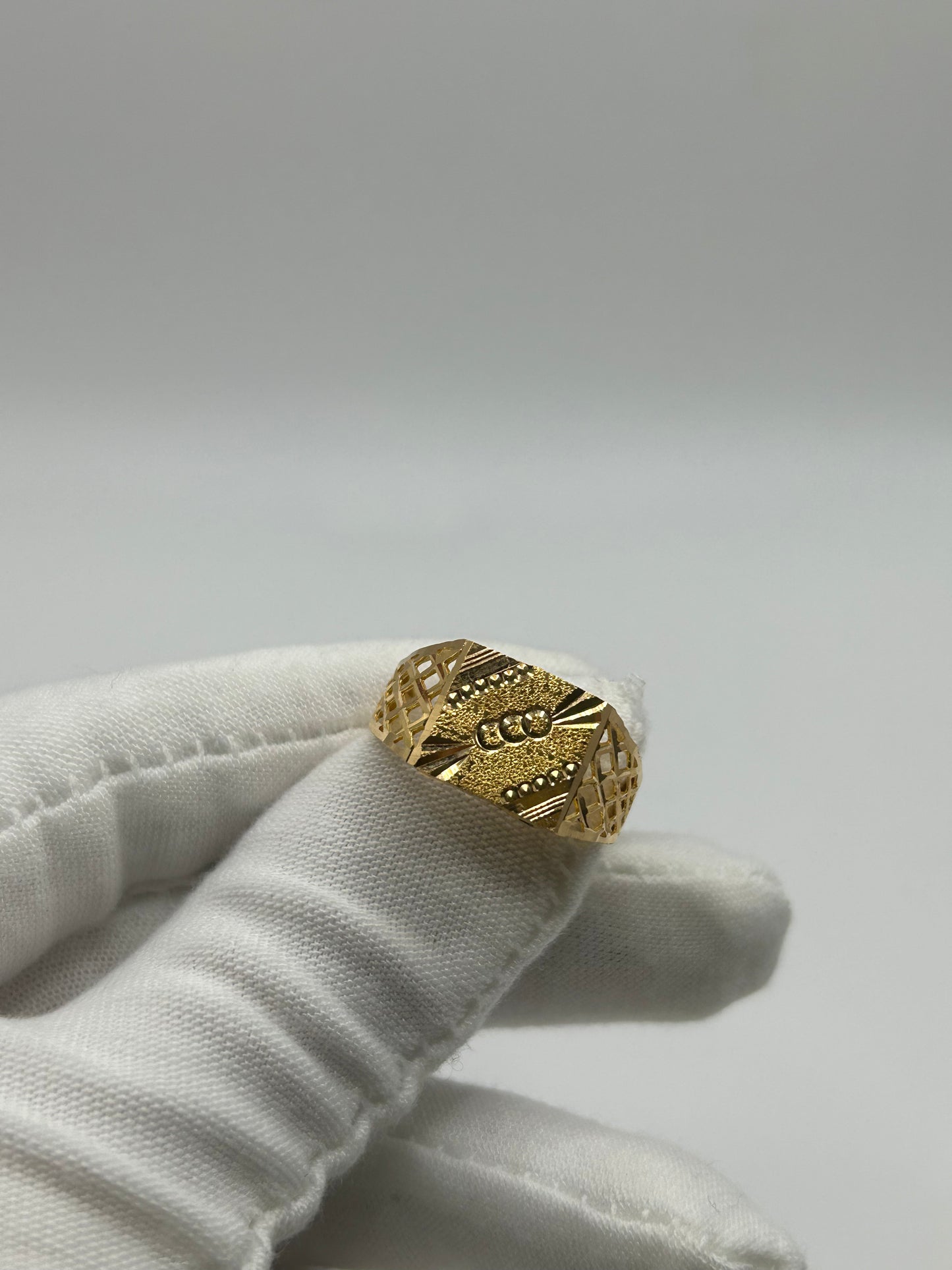 22ct Gold Men's Ring 4.3 grams Size T Hallmarked