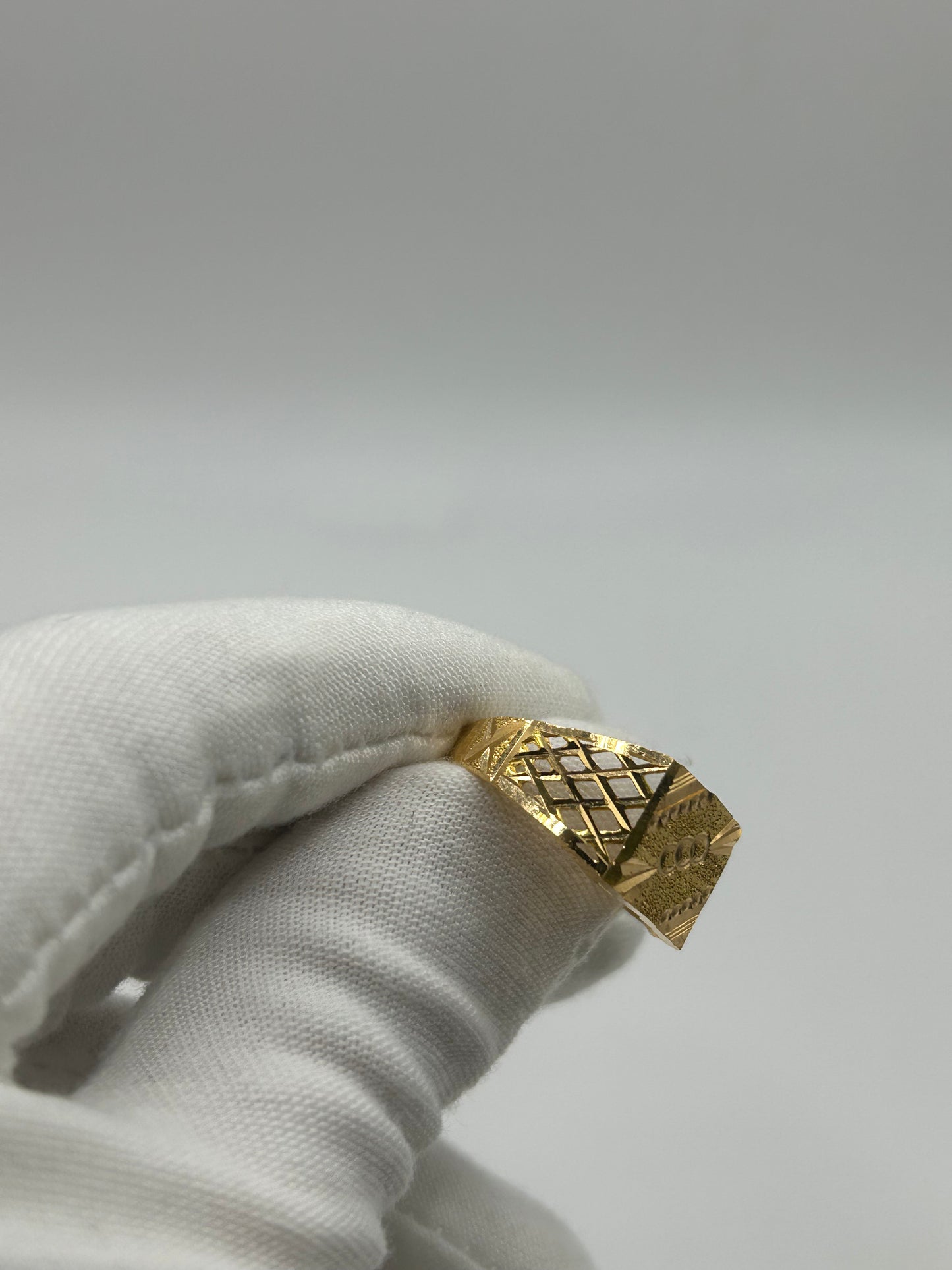 22ct Gold Men's Ring 4.3 grams Size T Hallmarked