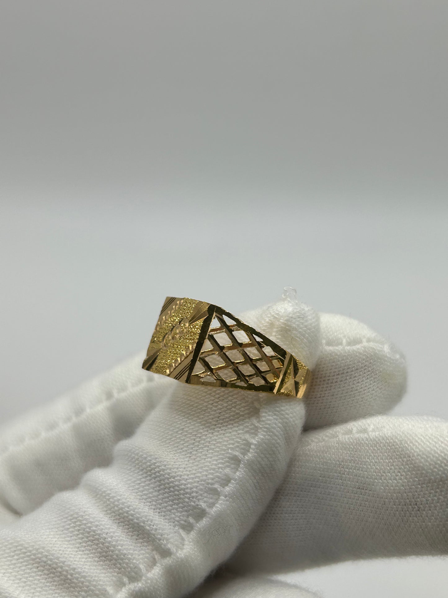 22ct Gold Men's Ring 4.3 grams Size T Hallmarked