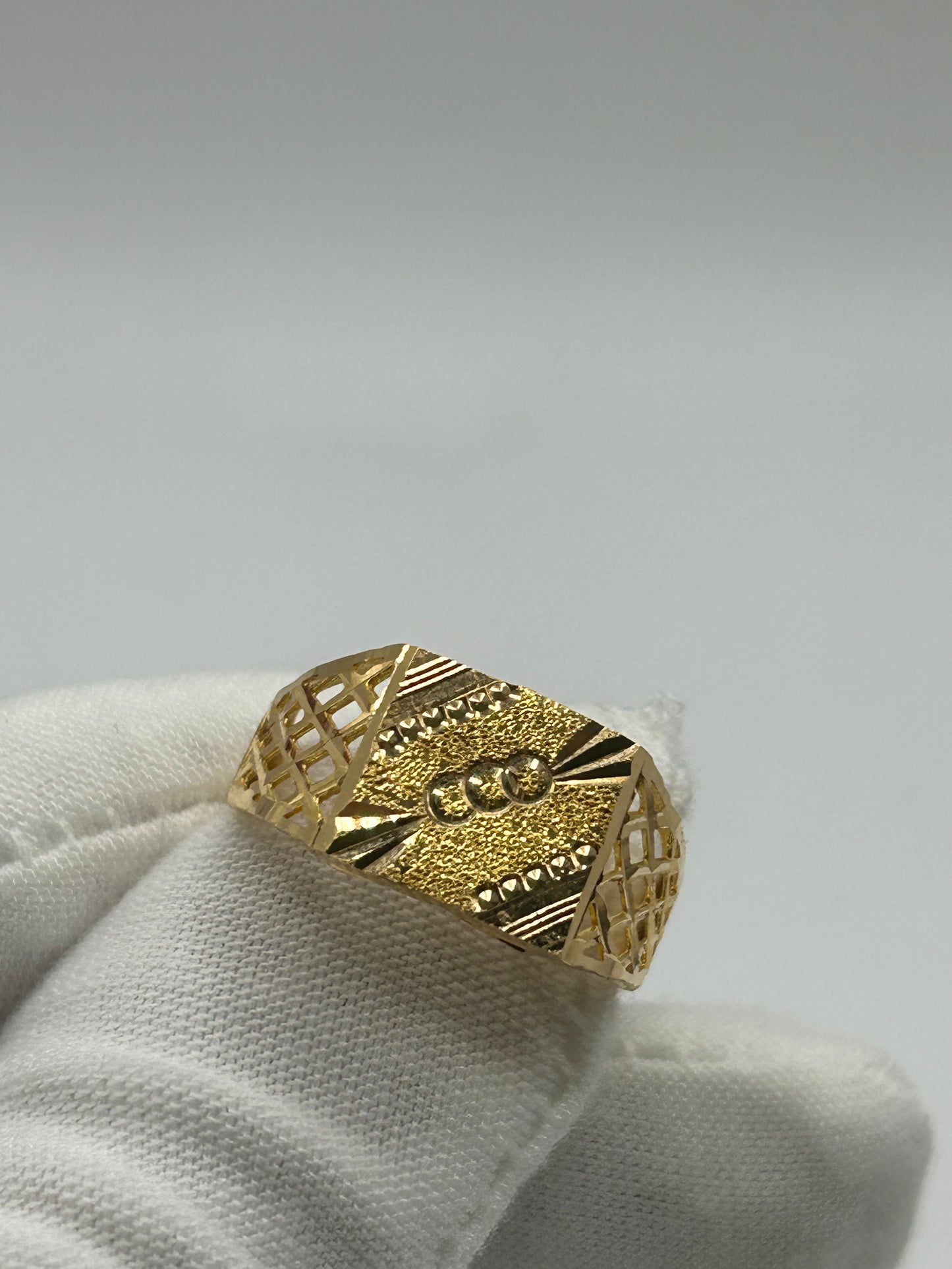 22ct Gold Men's Ring 4.3 grams Size T Hallmarked