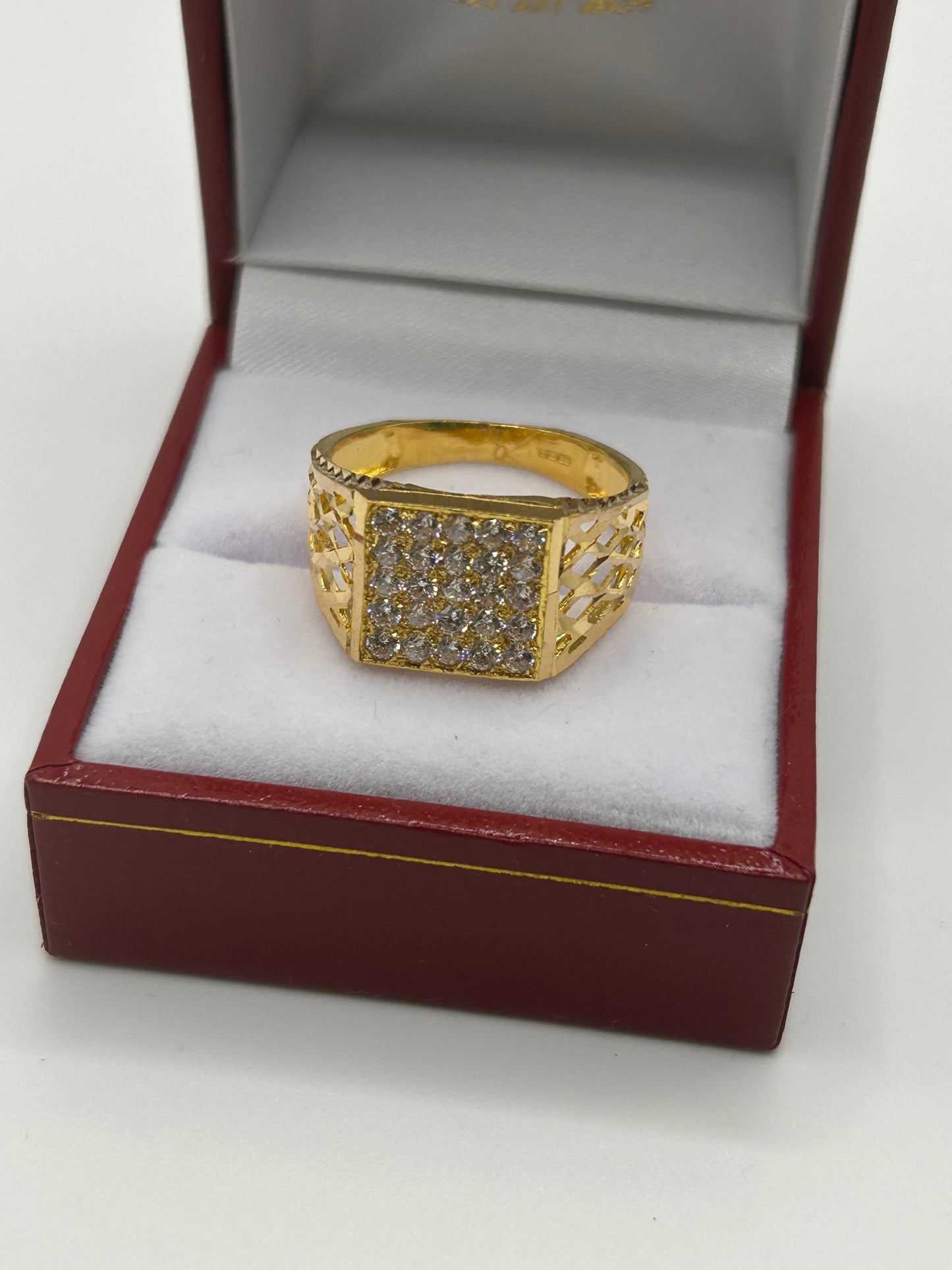 22ct Gold Men's Ring 5.6 grams Size R Hallmarked