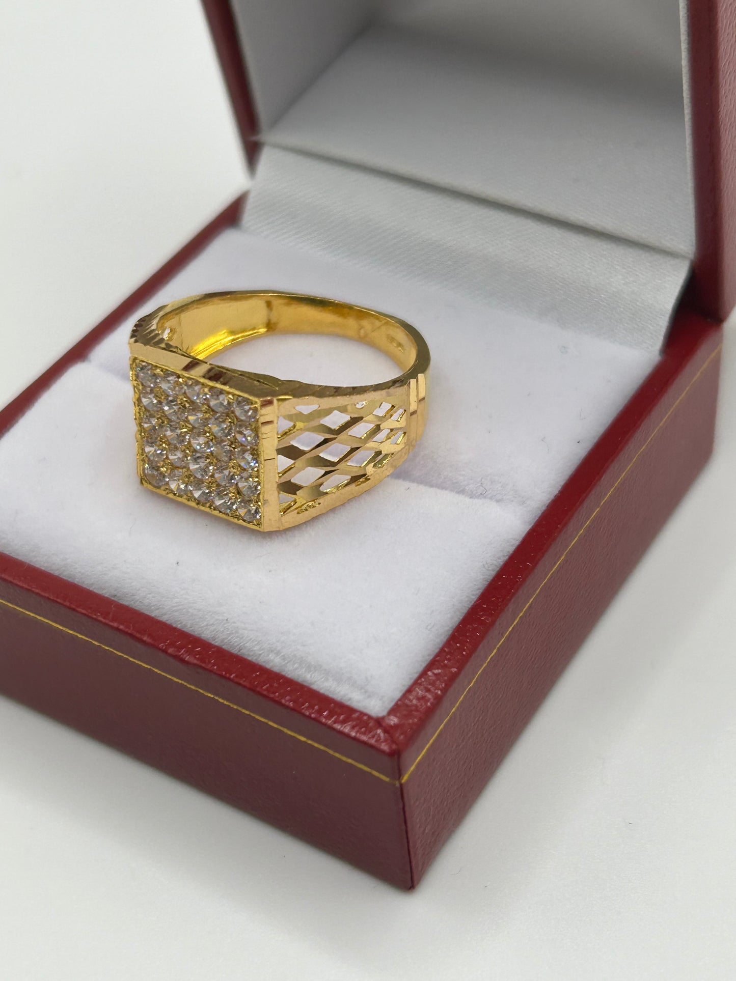 22ct Gold Men's Ring 5.6 grams Size R Hallmarked