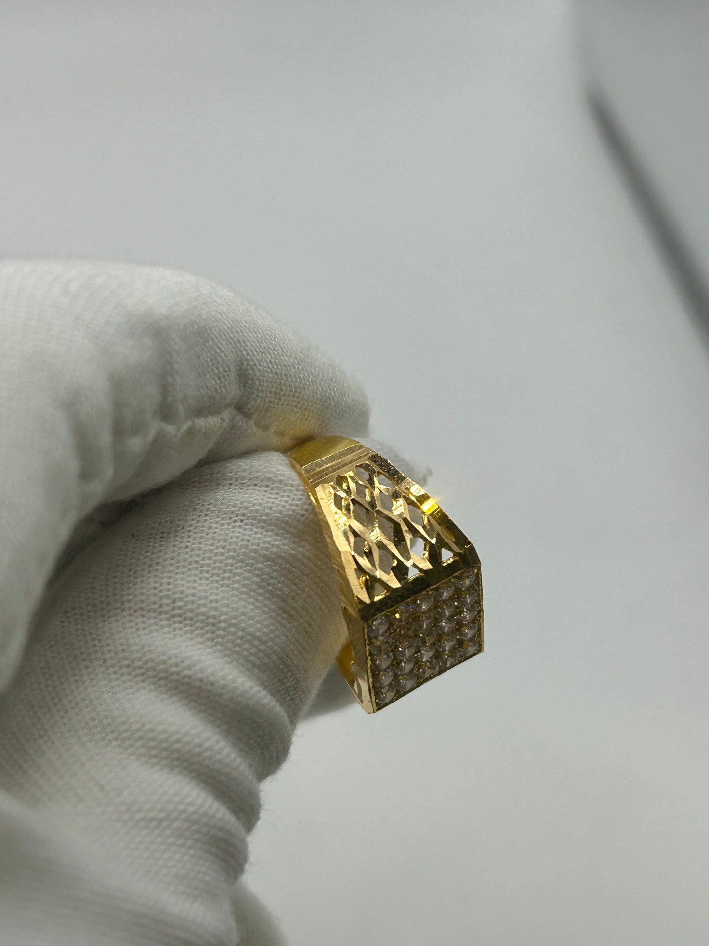 22ct Gold Men's Ring 5.6 grams Size R Hallmarked