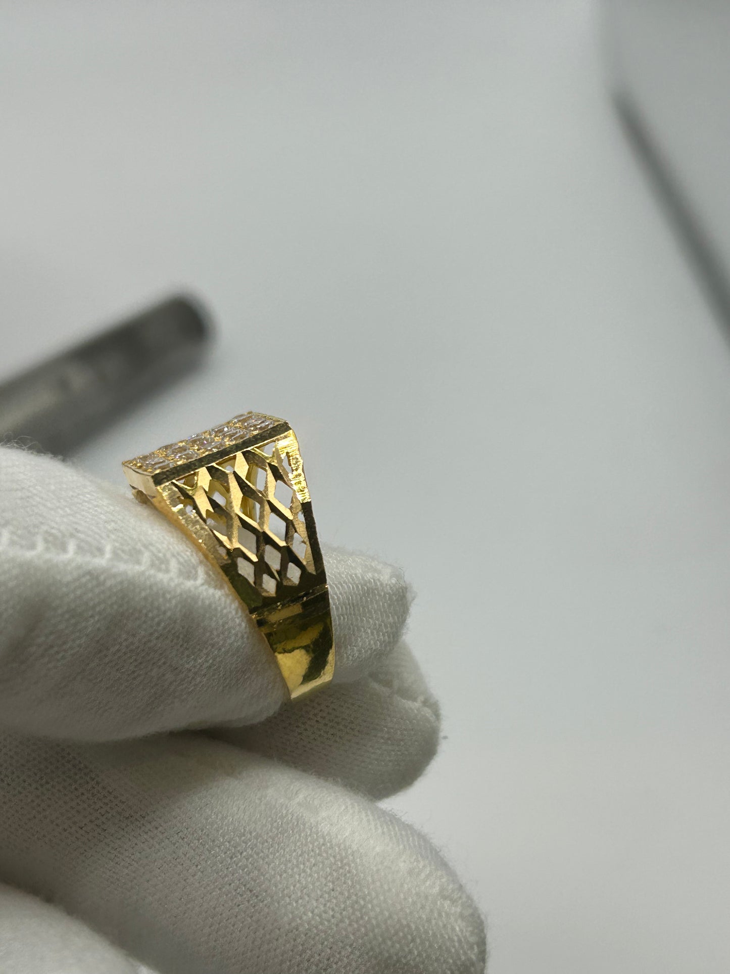 22ct Gold Men's Ring 5.6 grams Size R Hallmarked