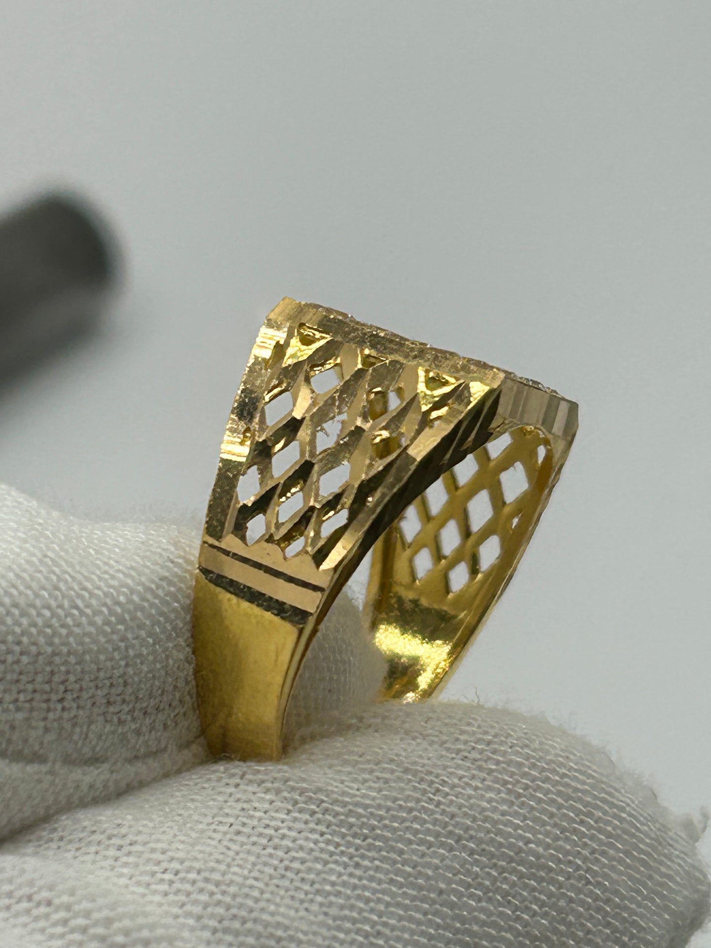 22ct Gold Men's Ring 5.6 grams Size R Hallmarked