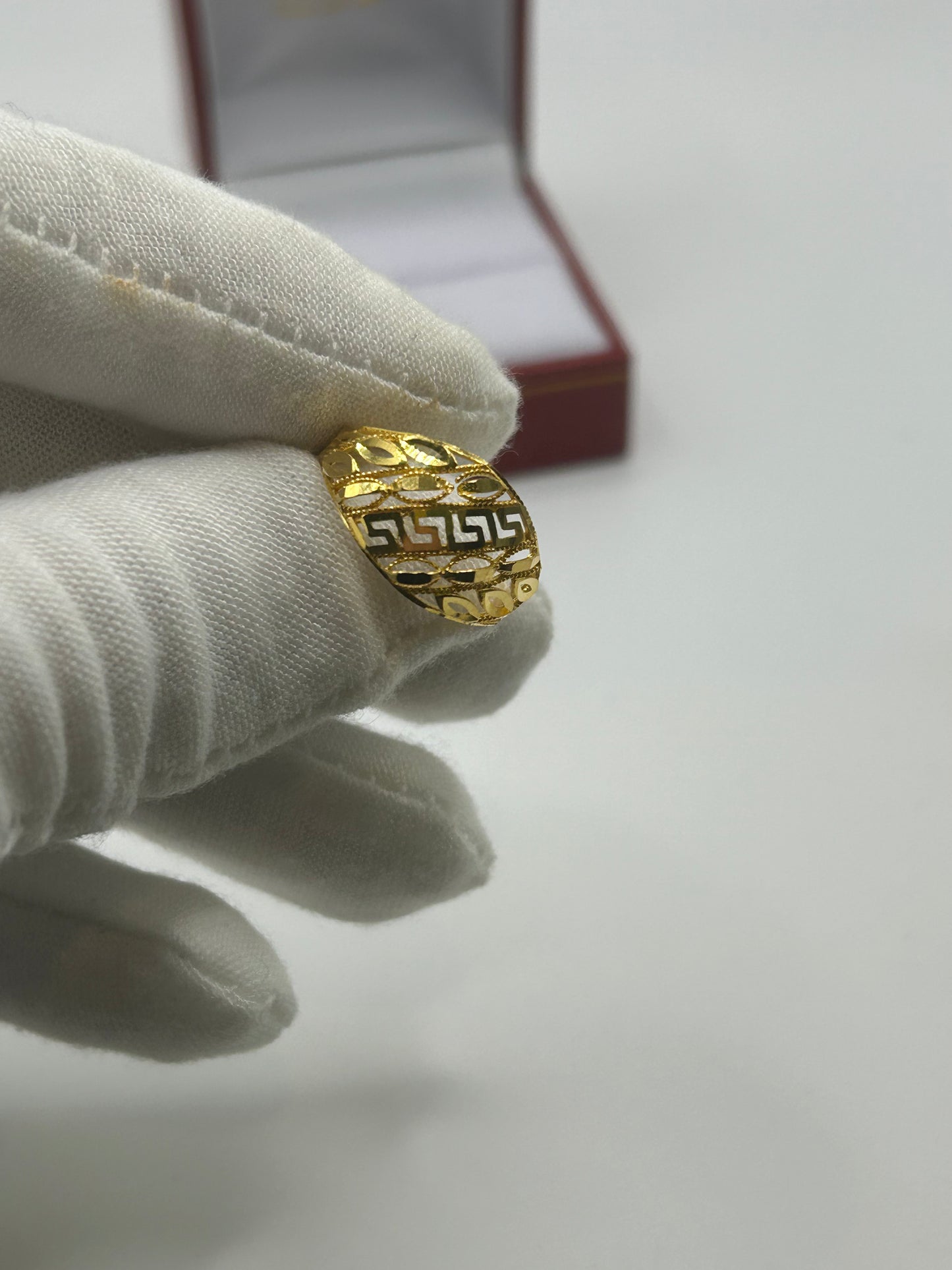22ct Gold Ring Size Q Ladies Hallmarked 2.4 grams