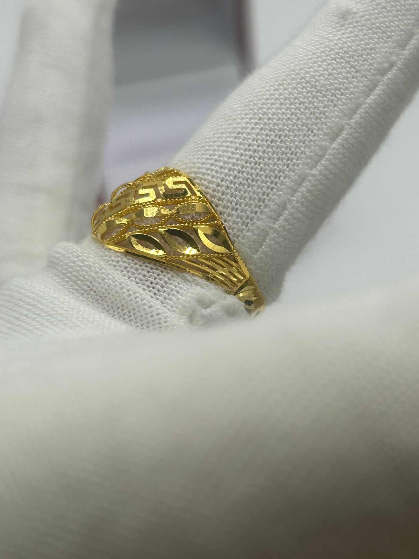 22ct Gold Ring Size Q Ladies Hallmarked 2.4 grams