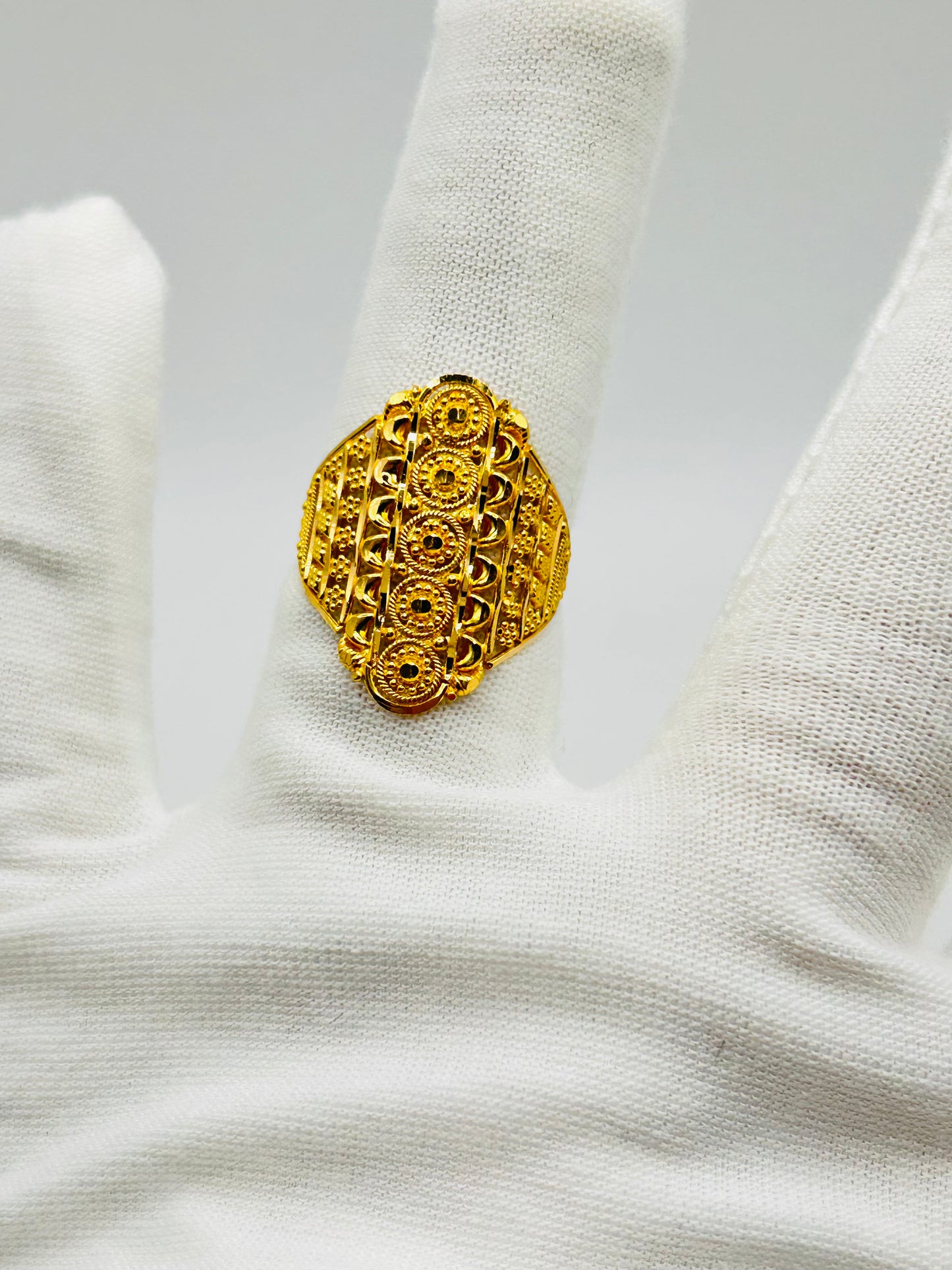 22ct Gold Ladies Ring Size Q, Weight 4.2g Hallmarked