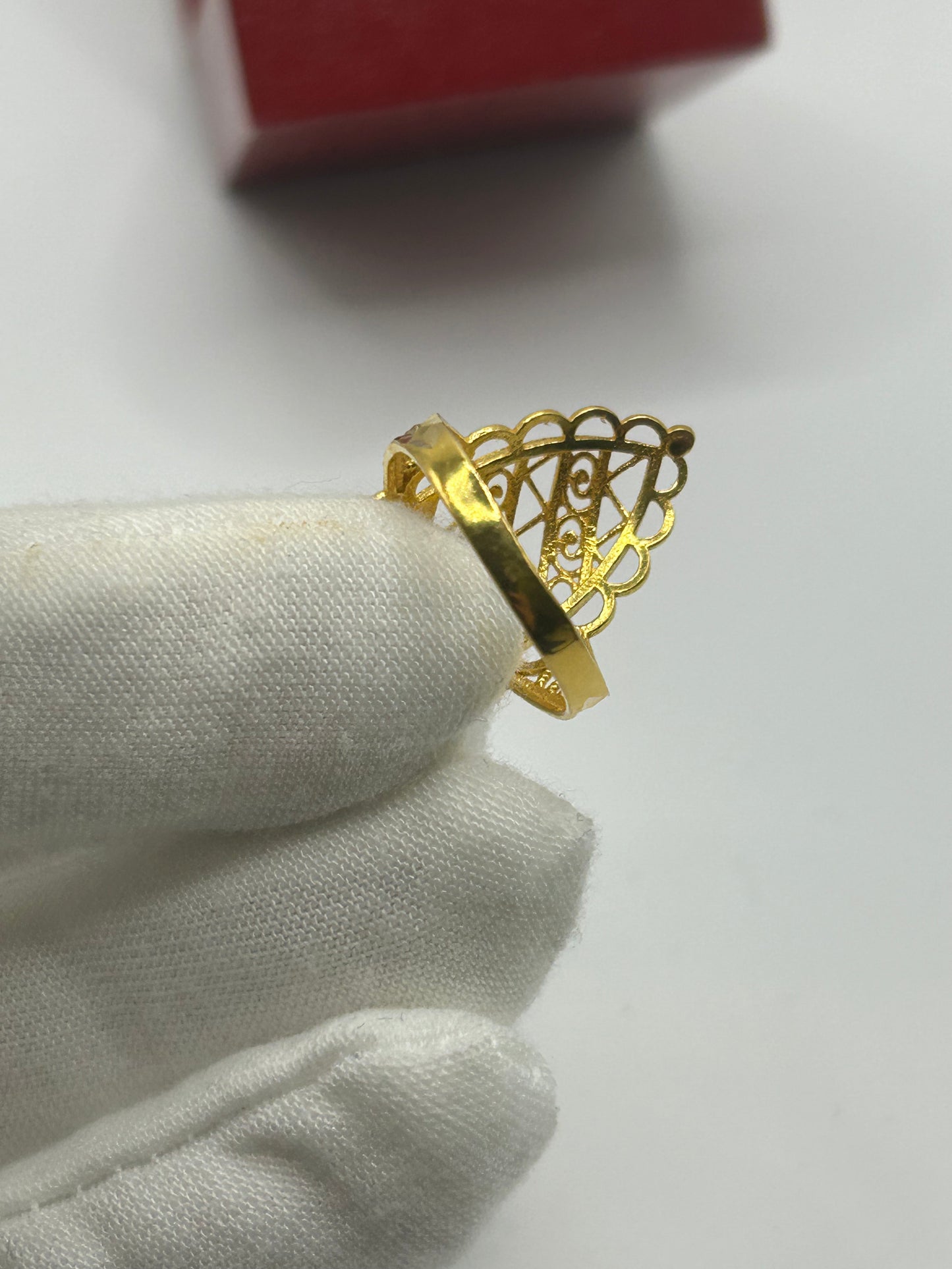 22ct Gold Ladies Ring 3.8 grams Size O