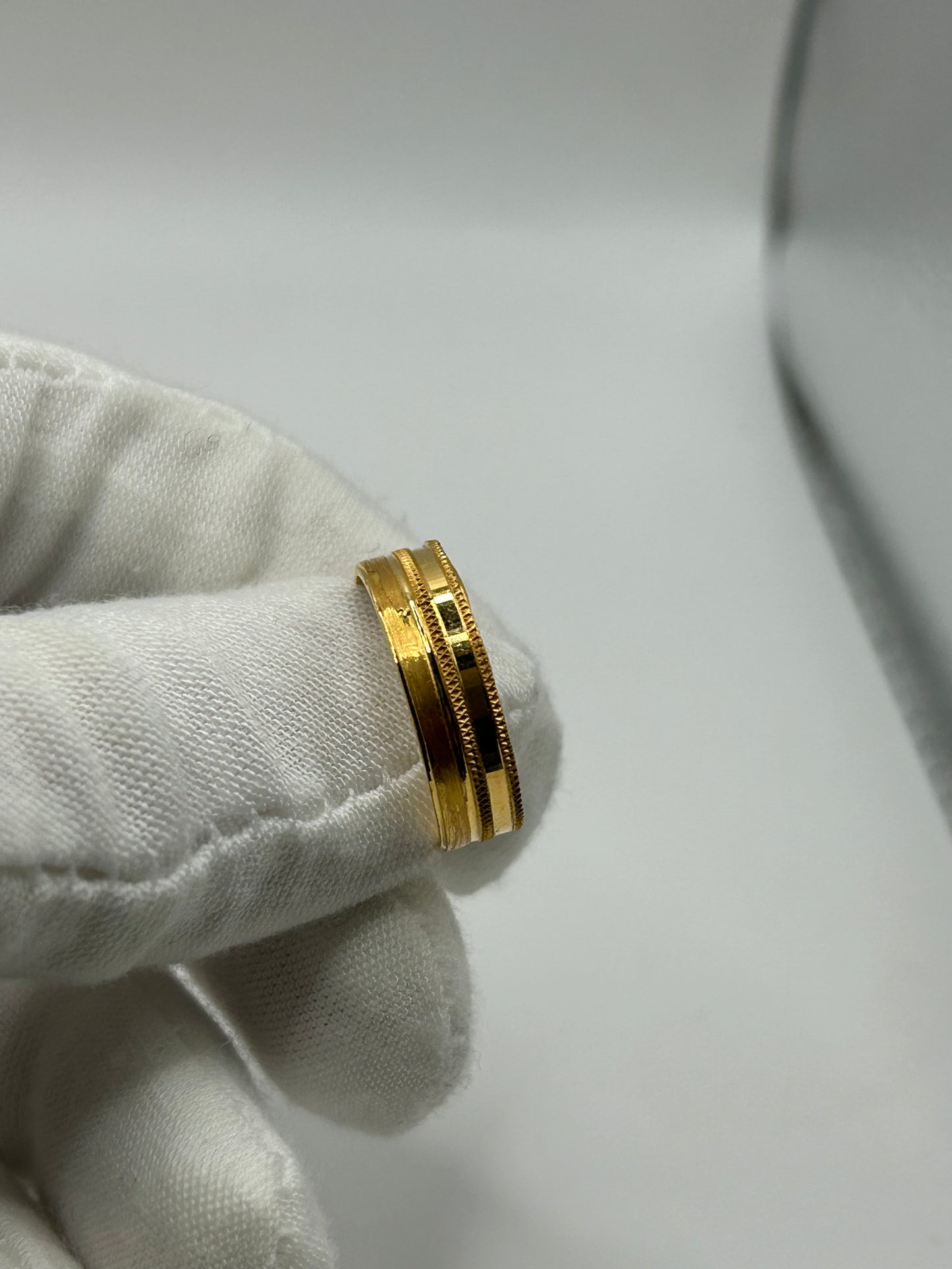 22ct Gold Men’s Band - 5.6 grams, Size Q ½ (Hallmarked):
