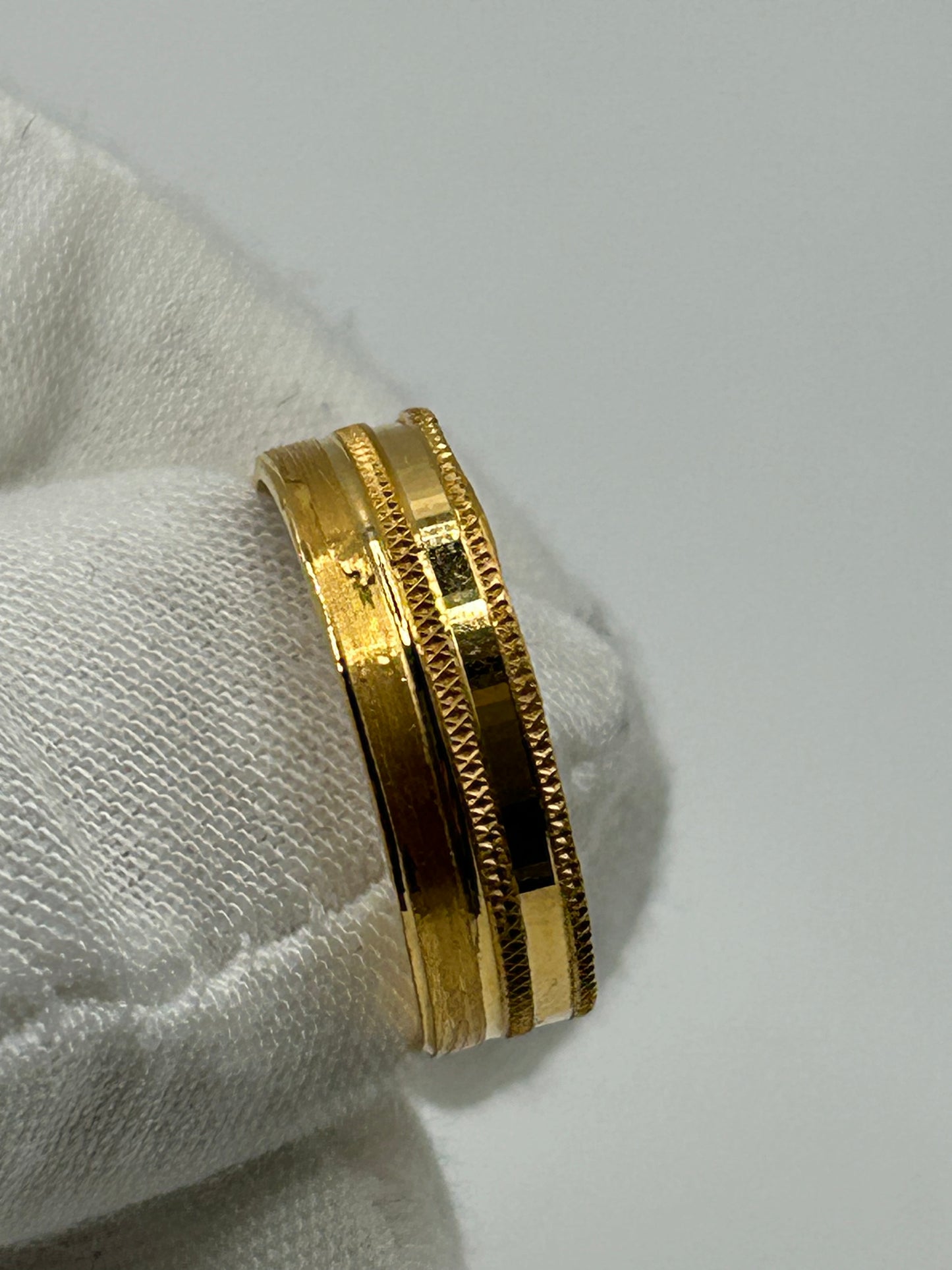 22ct Gold Men’s Band - 5.6 grams, Size Q ½ (Hallmarked):