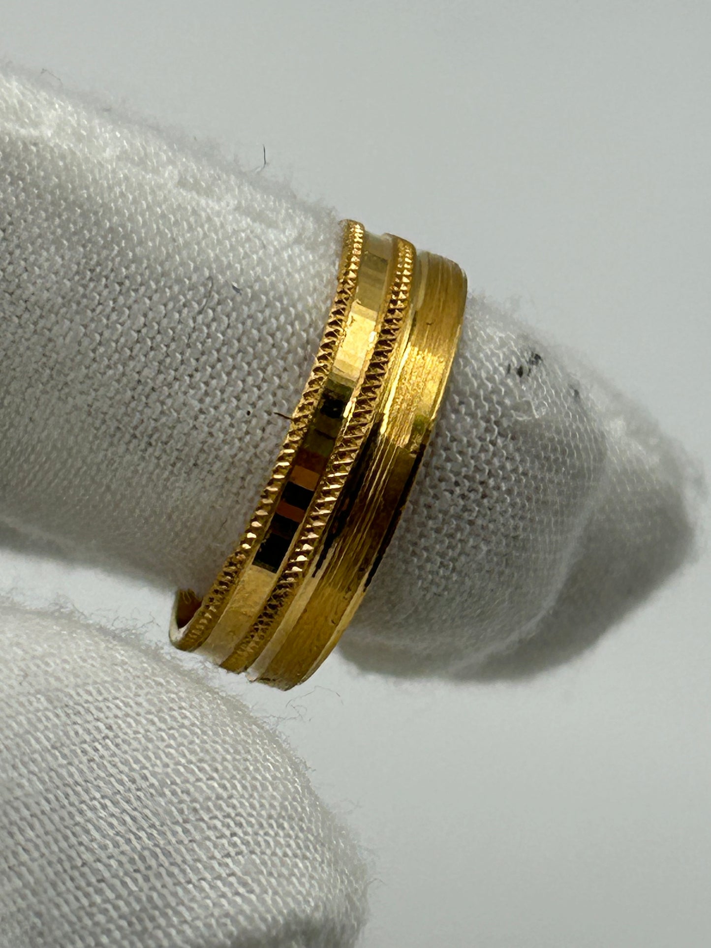 22ct Gold Men’s Band - 5.6 grams, Size Q ½ (Hallmarked):