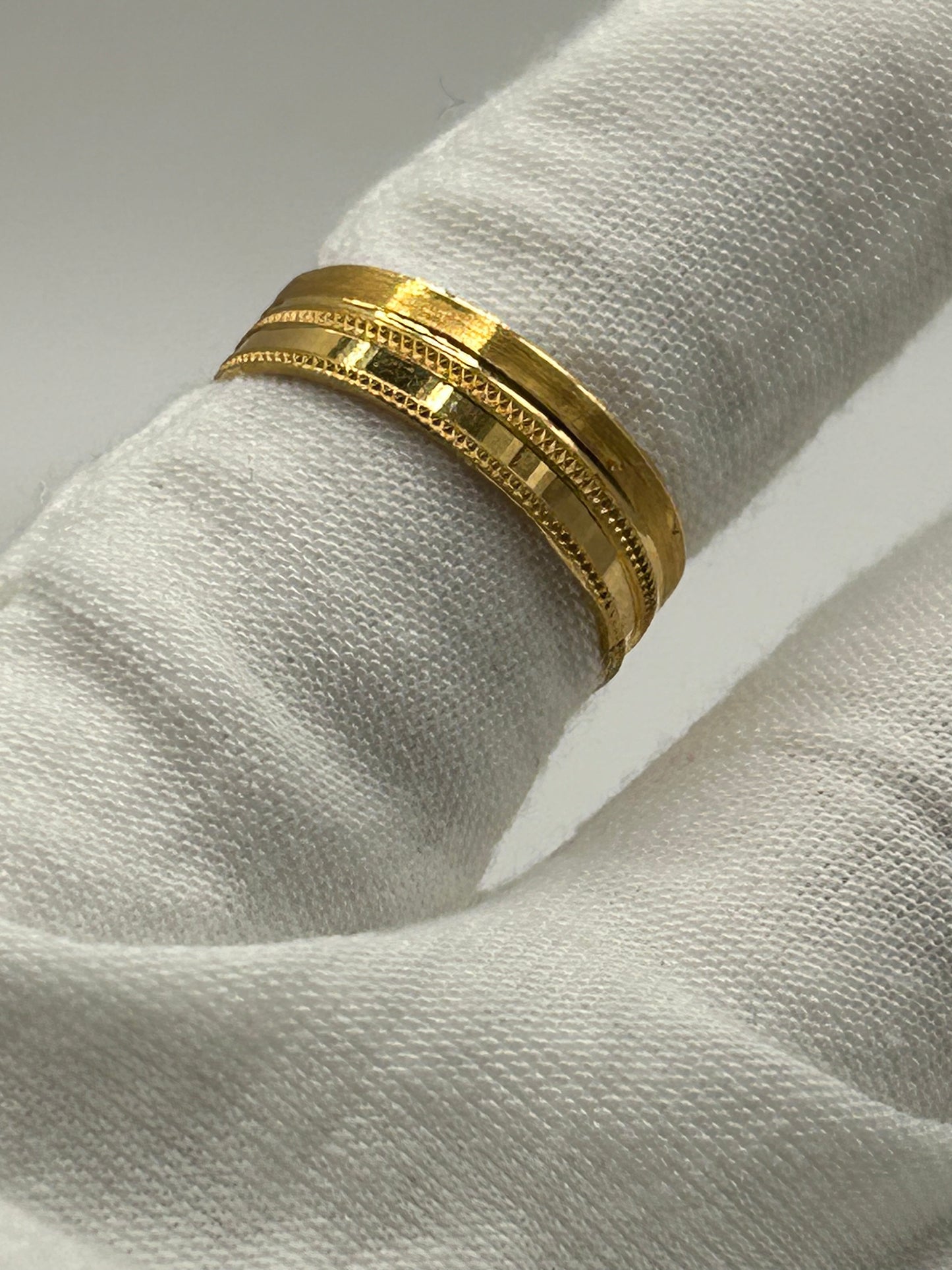 22ct Gold Men’s Band - 5.6 grams, Size Q ½ (Hallmarked):