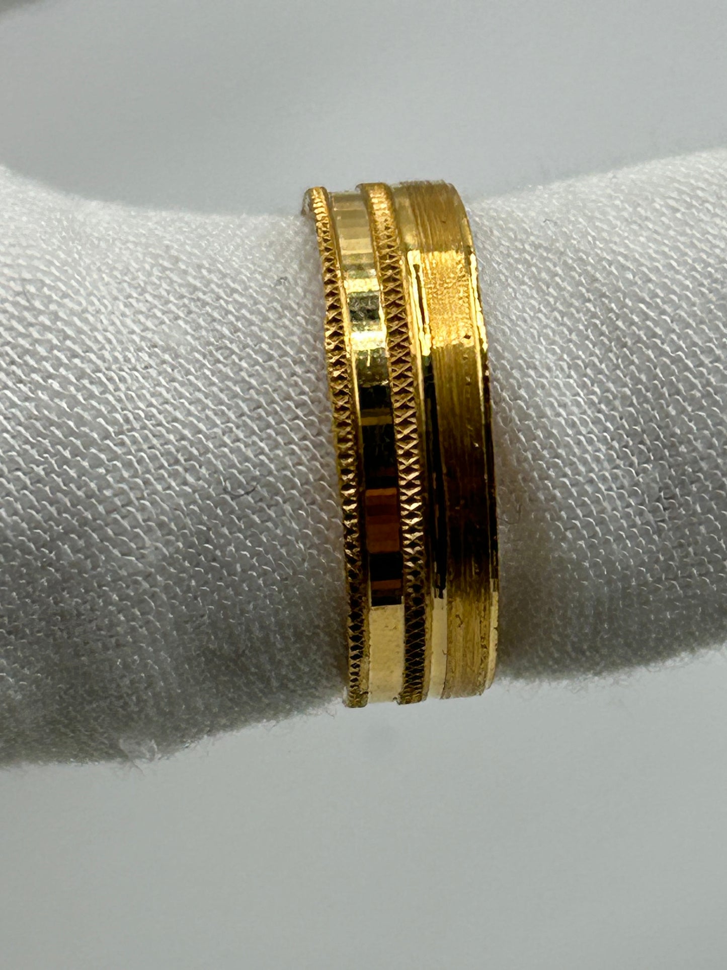 22ct Gold Men’s Band - 5.6 grams, Size Q ½ (Hallmarked):