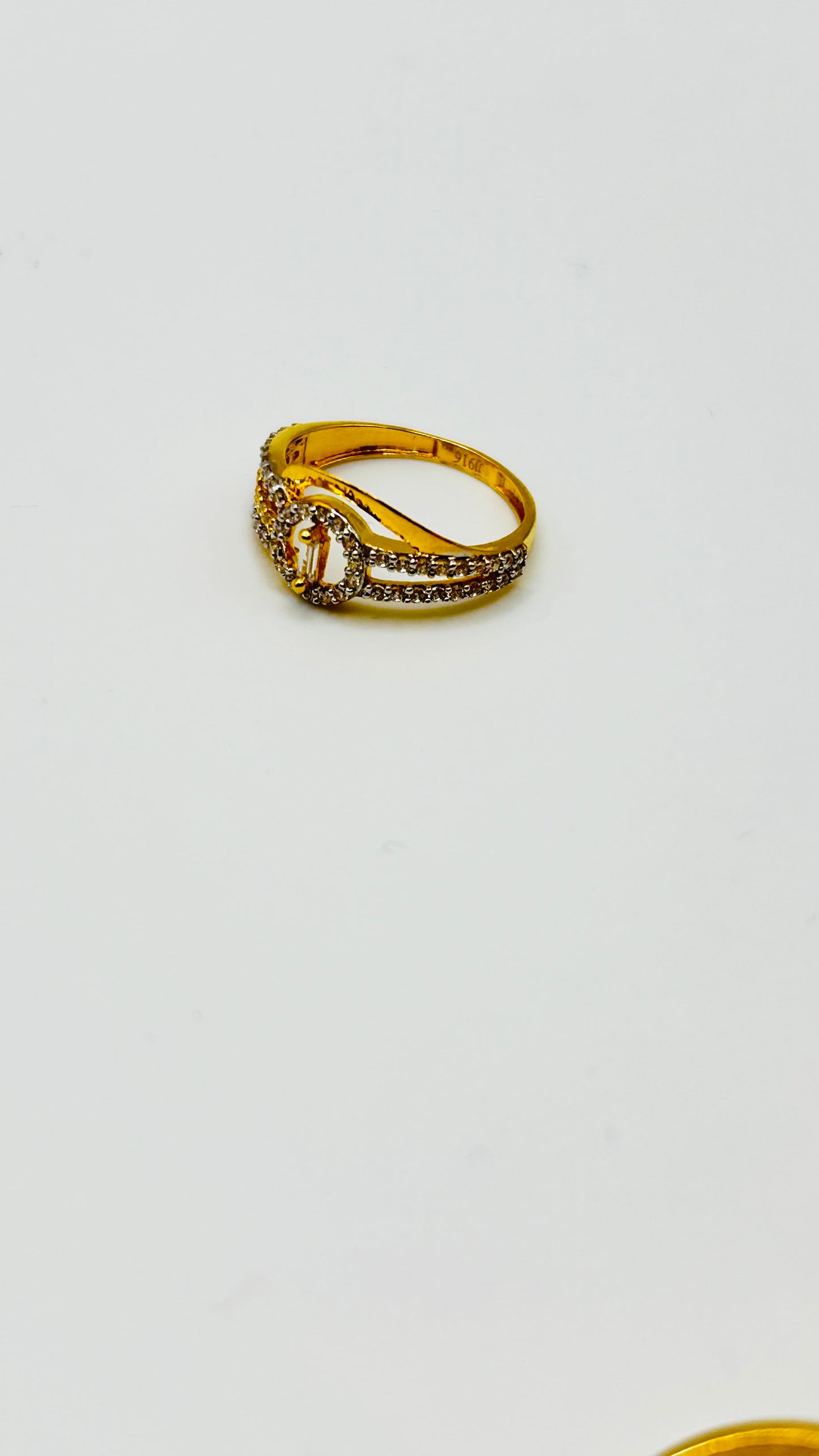 22ct Gold Ladies Ring - 2.4g Size J½