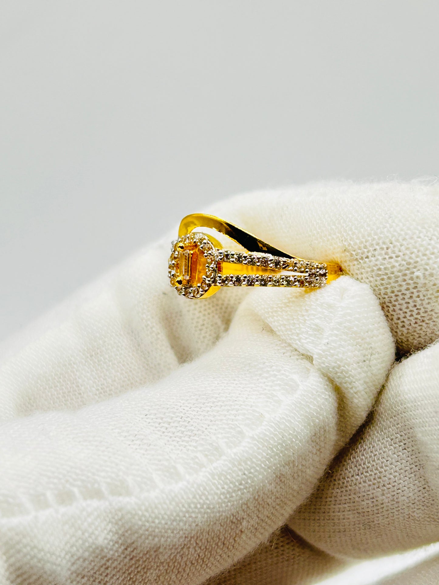 22ct Gold Ladies Ring - 2.4g Size J½
