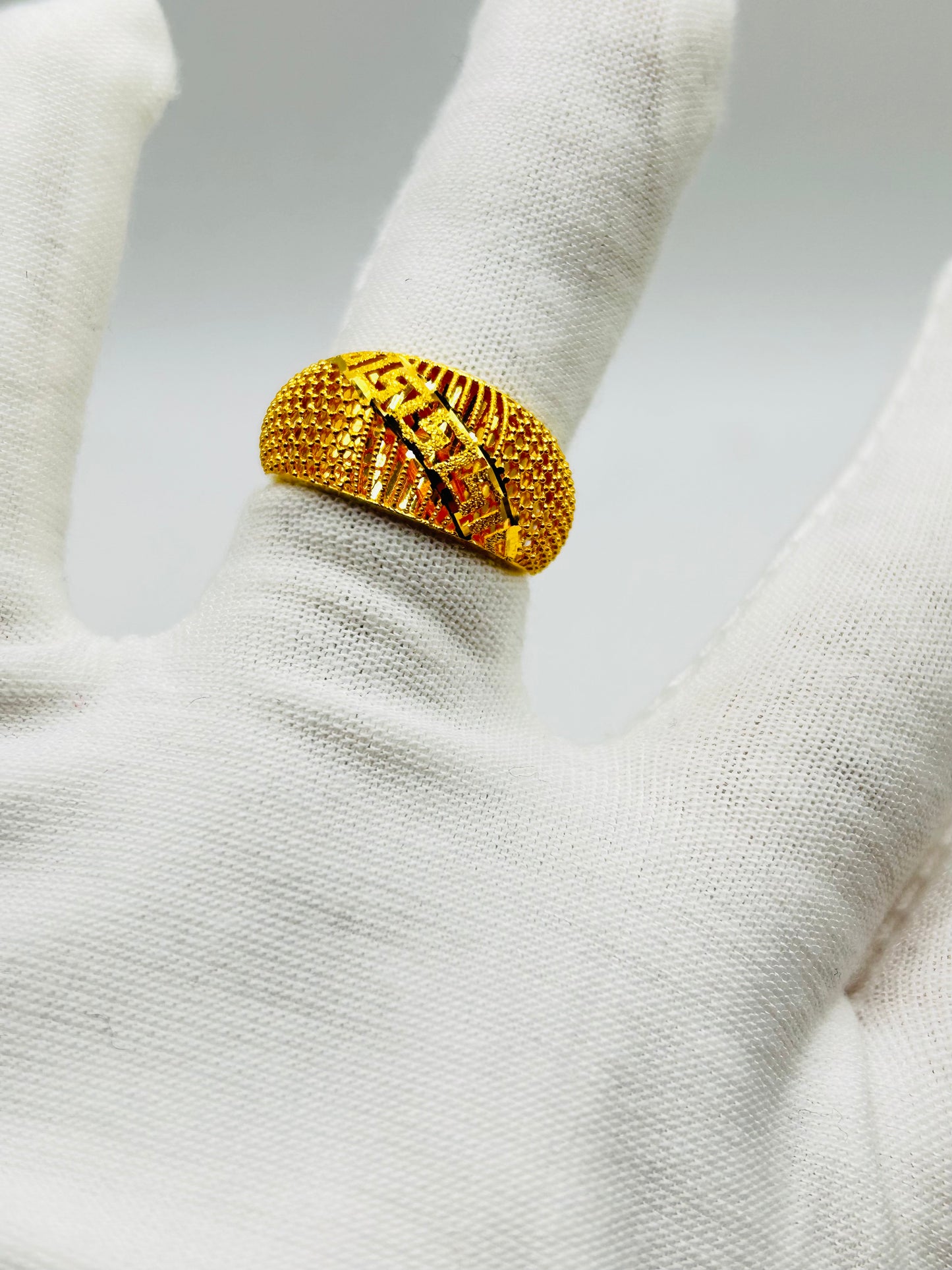 22ct Gold Ladies Ring - 3.5g Size O½