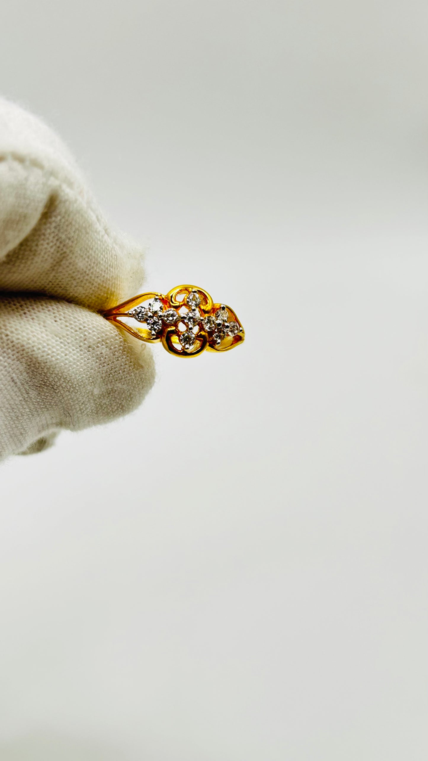 22ct Gold Ladies Ring - 3.2g Size J½