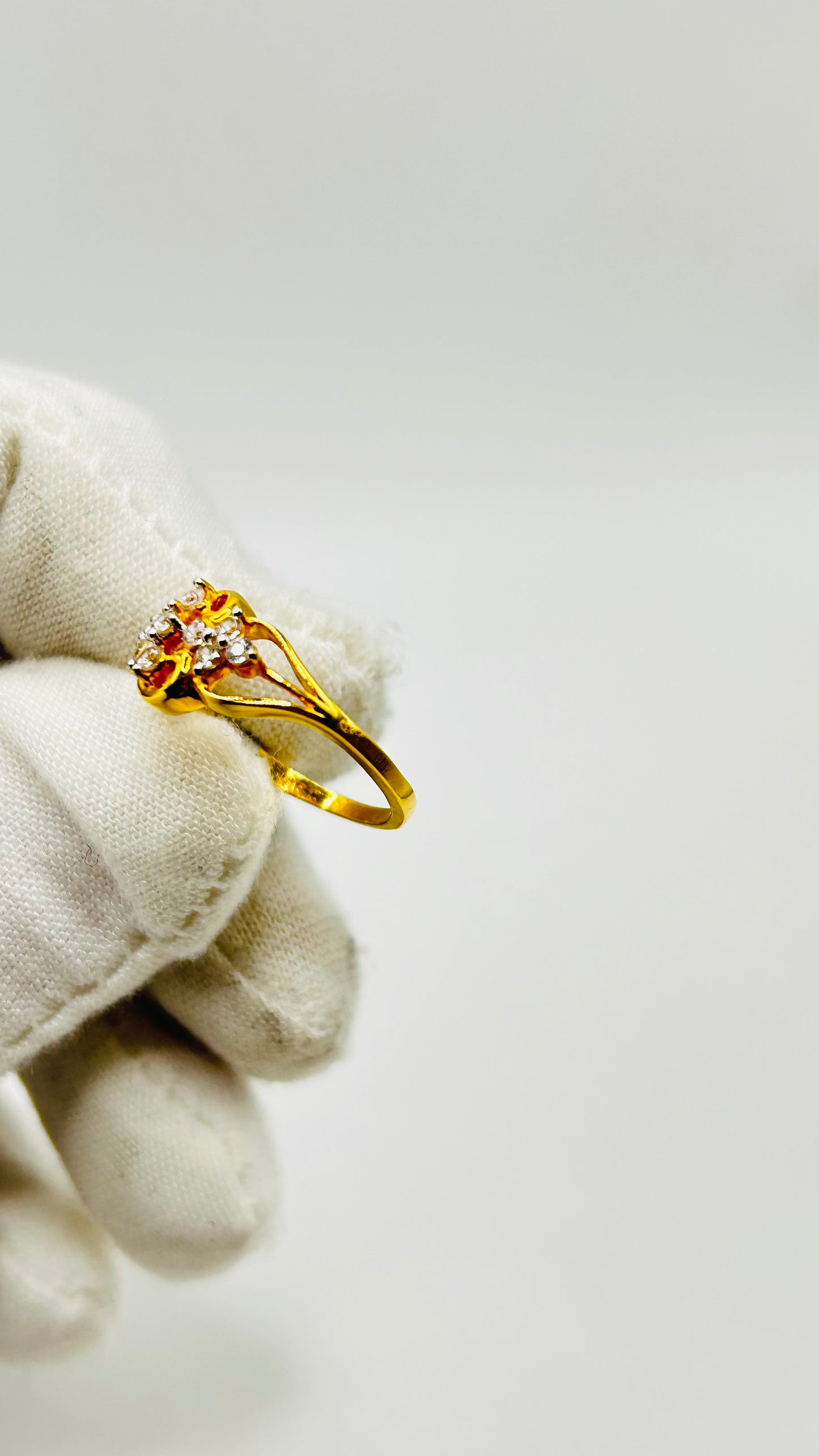 22ct Gold Ladies Ring - 3.2g Size J½