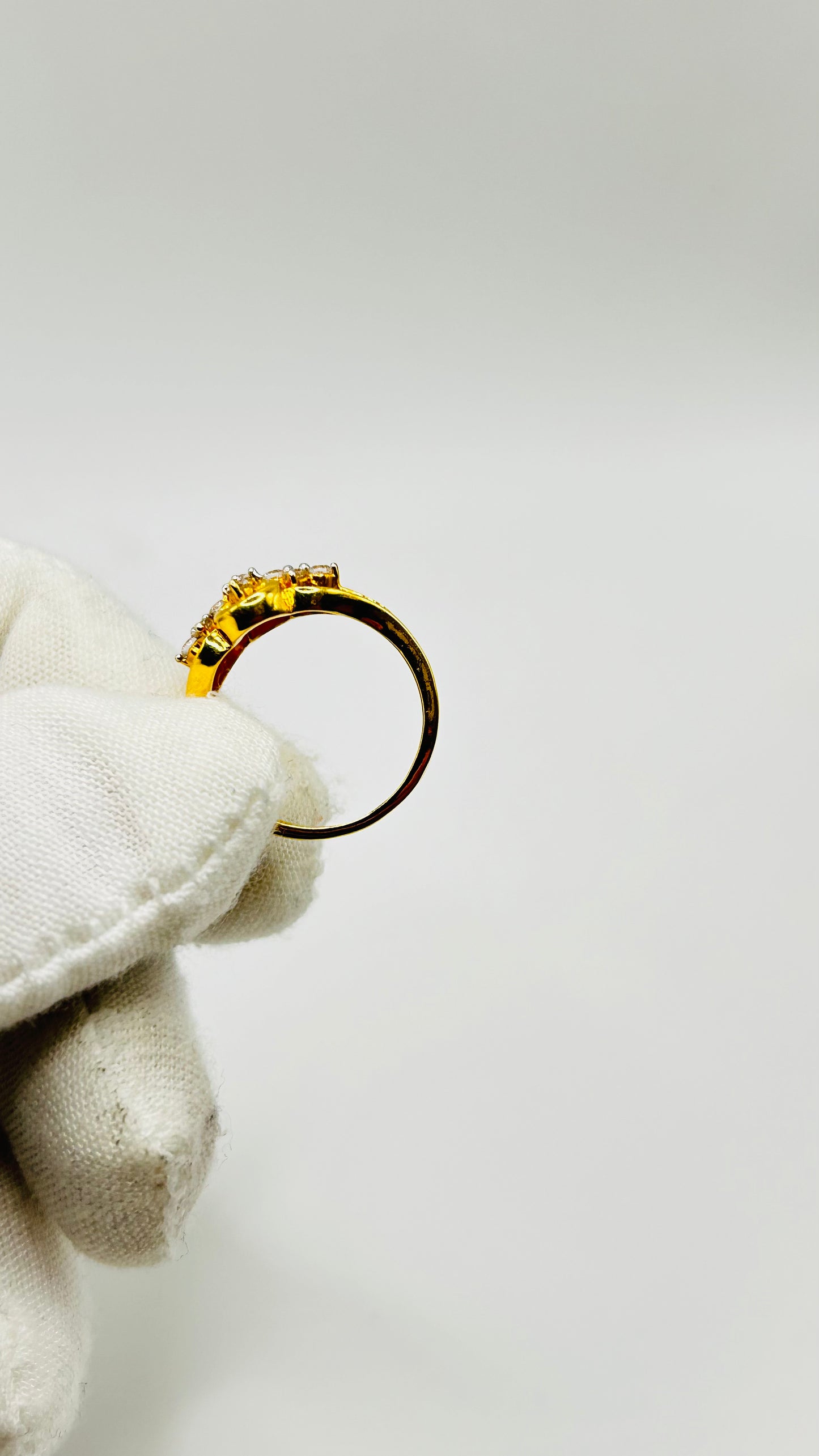 22ct Gold Ladies Ring - 3.2g Size J½