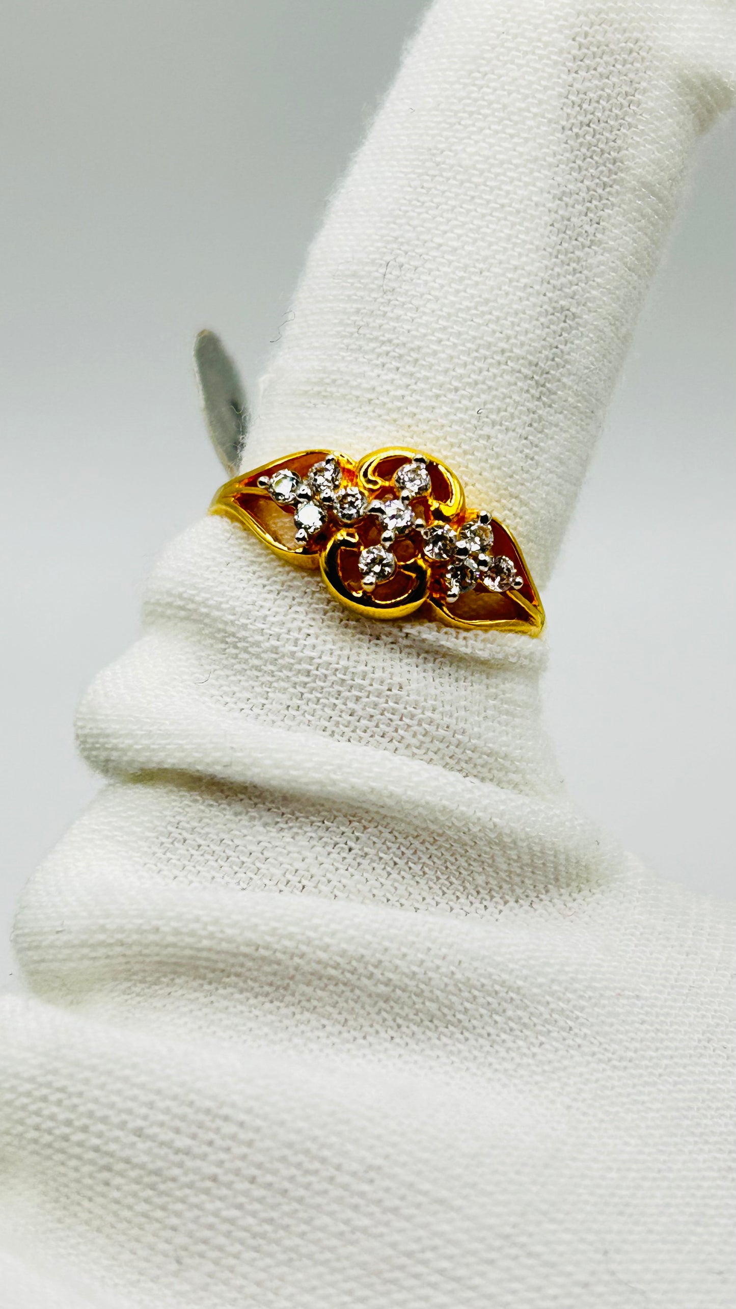 22ct Gold Ladies Ring - 3.2g Size J½