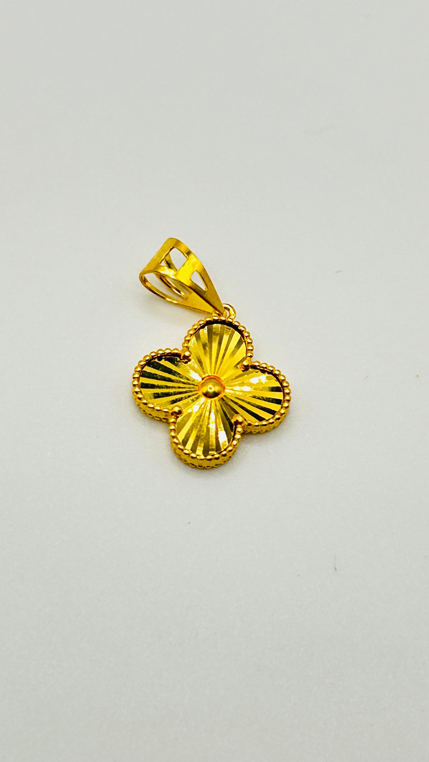22ct gold pendant 1.7 gram hallmarked