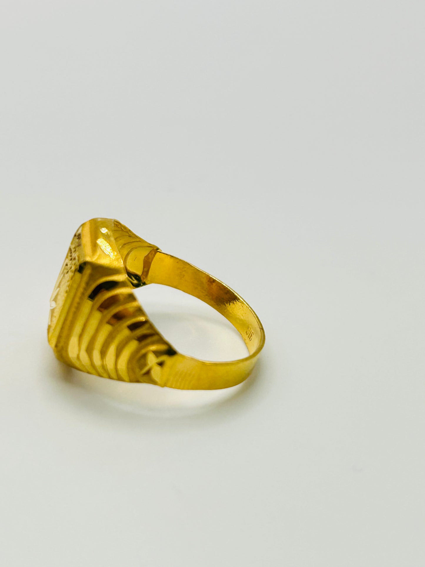 22ct Gold Men’s Ring – 2.4g, Hallmarked, Size R