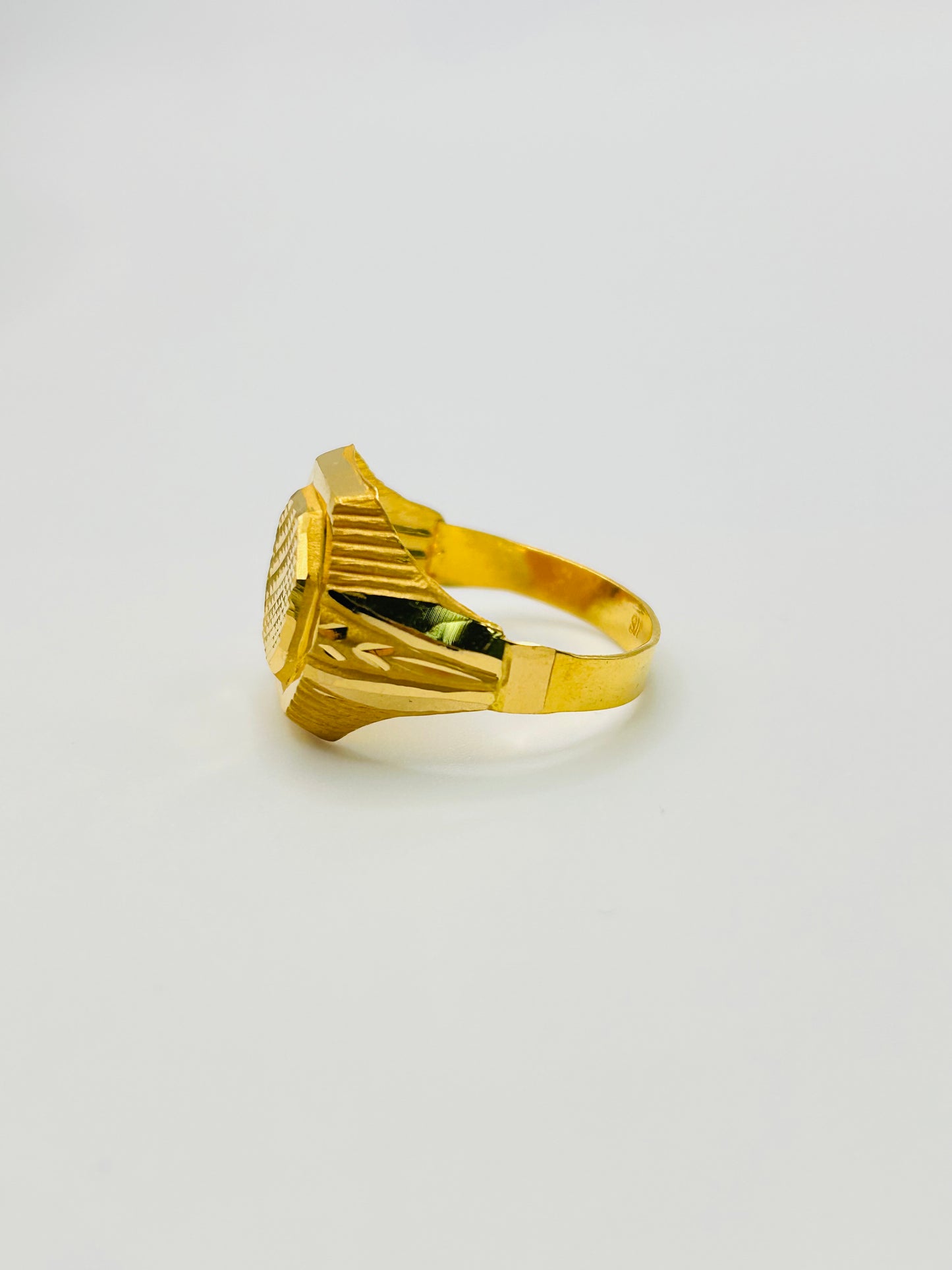 22ct Gold Men’s Ring – 2.2g, Hallmarked, Size T