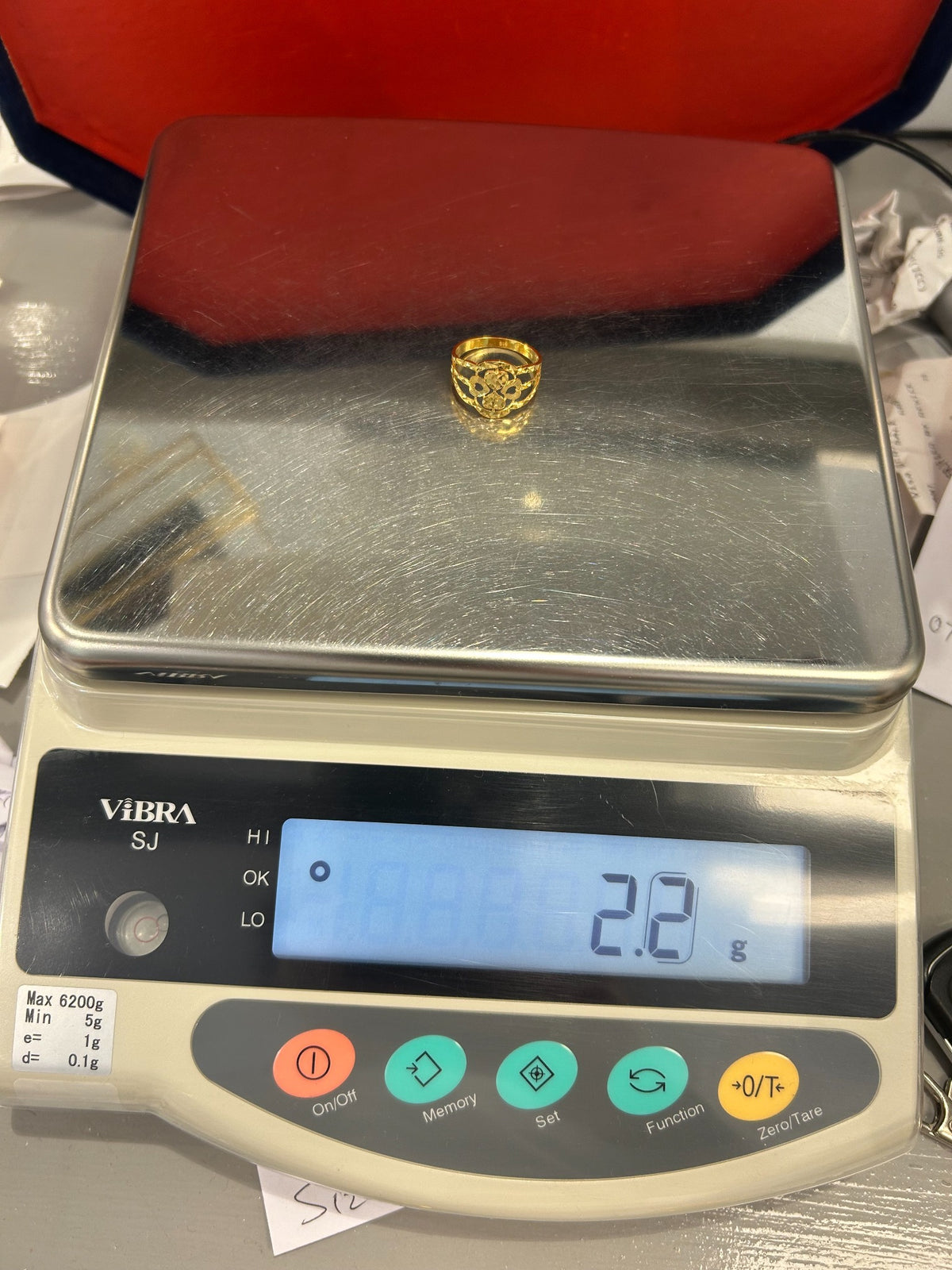 22ct gold ladies ring 2.2g scale
