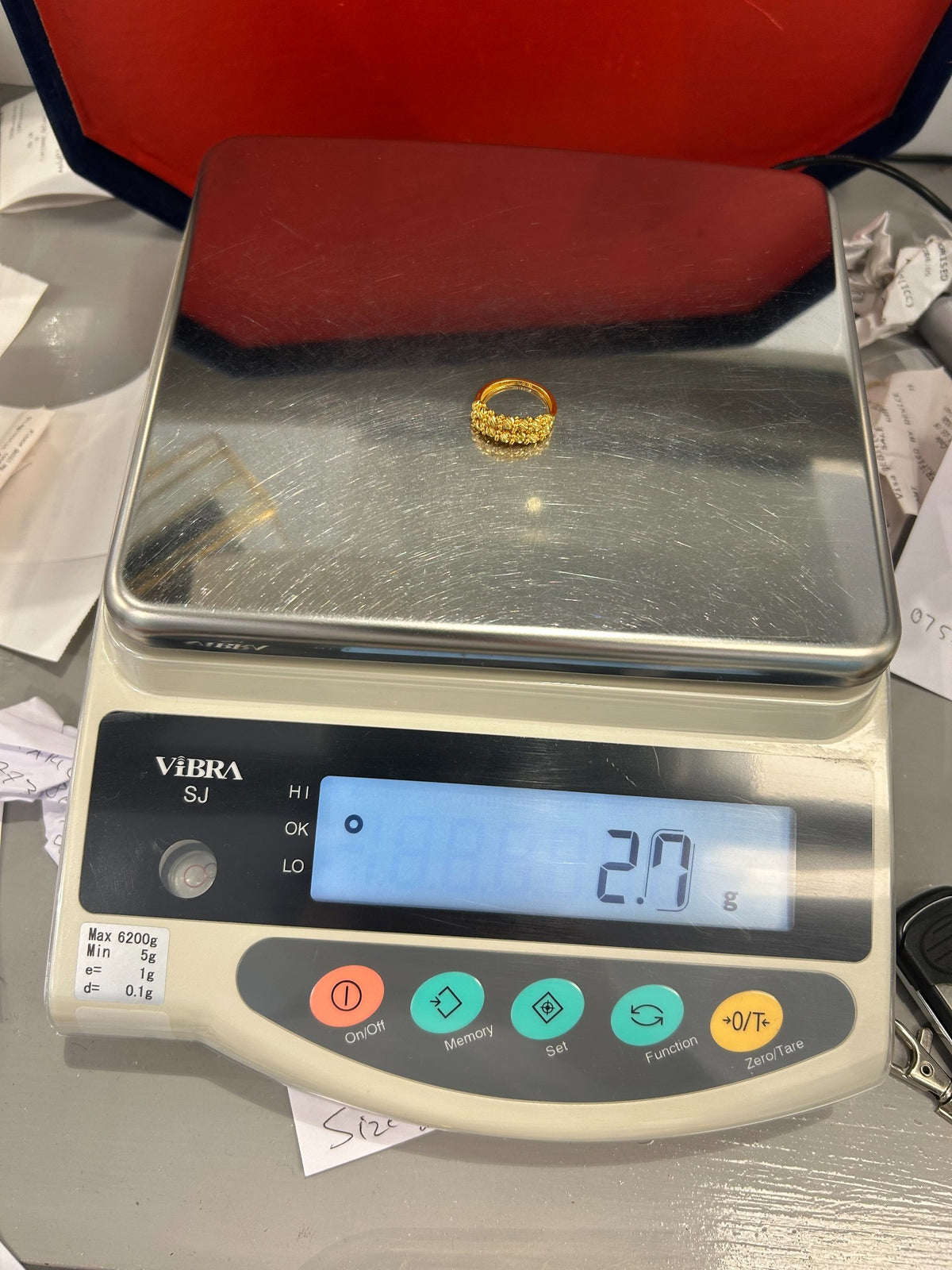 22ct gold ring on scale showing 2.9 grams