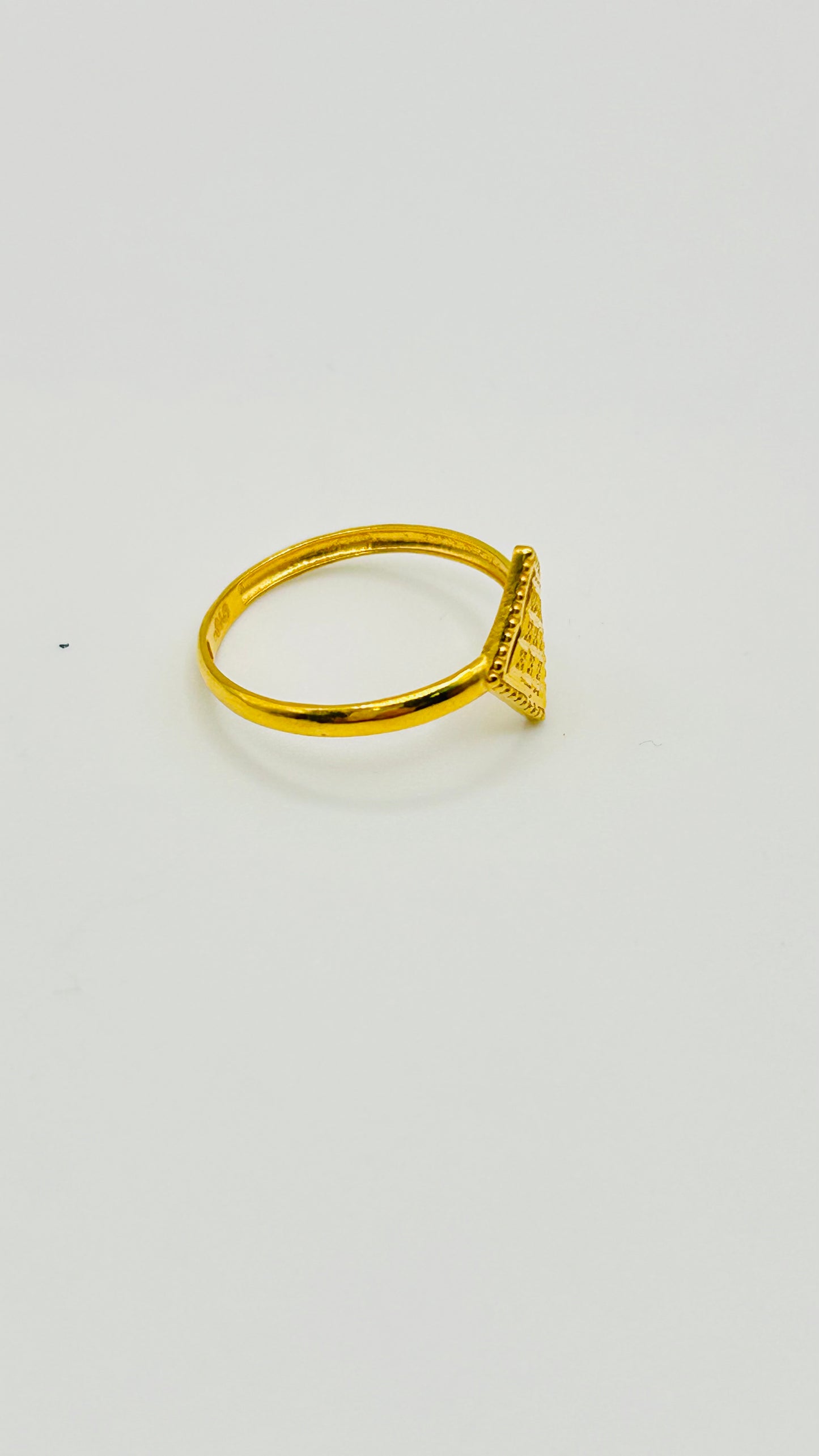 22ct Gold Ladies Ring – Size M (1.1g, Hallmarked)