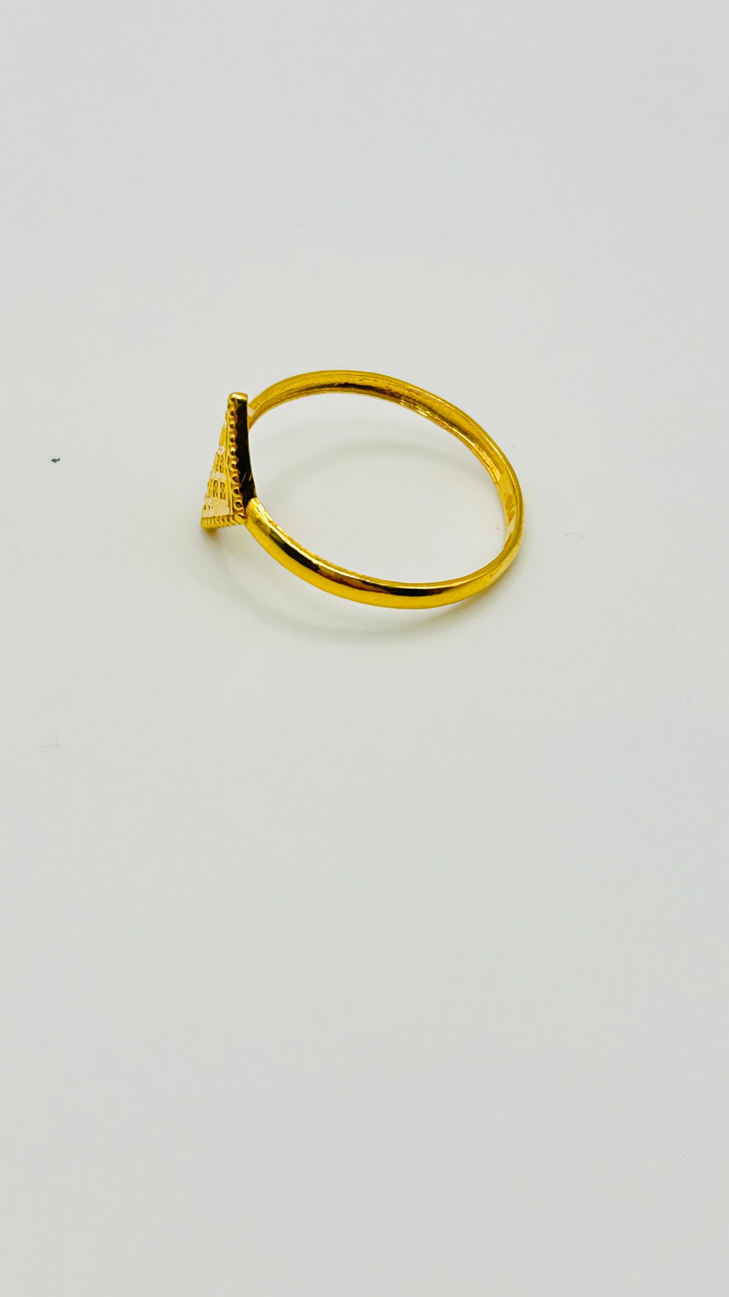 22ct Gold Ladies Ring – Size M (1.1g, Hallmarked)