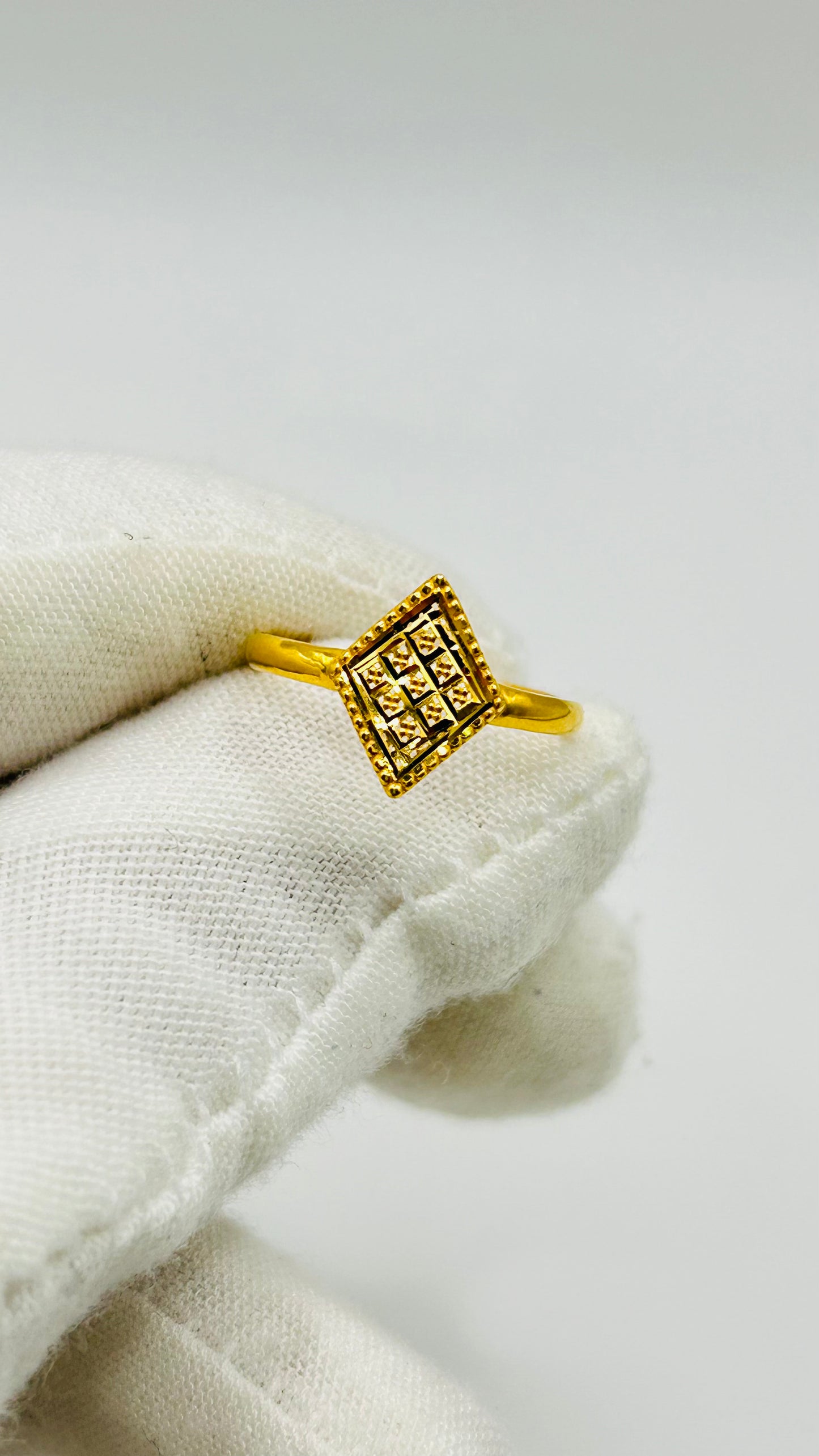 22ct Gold Ladies Ring – Size M (1.1g, Hallmarked)