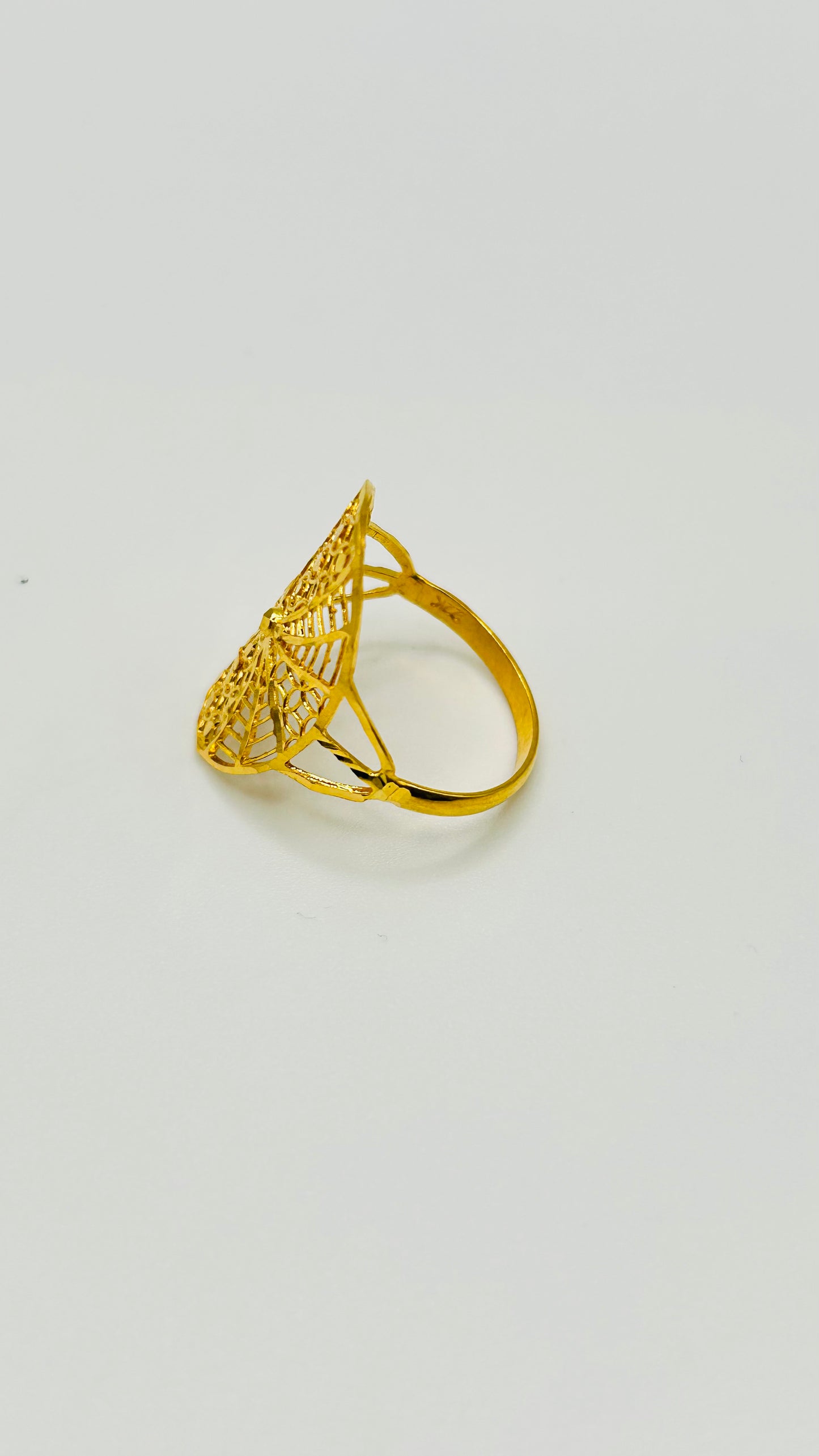 22ct Gold Ladies Ring – Size O½ (2.7g, Hallmarked)